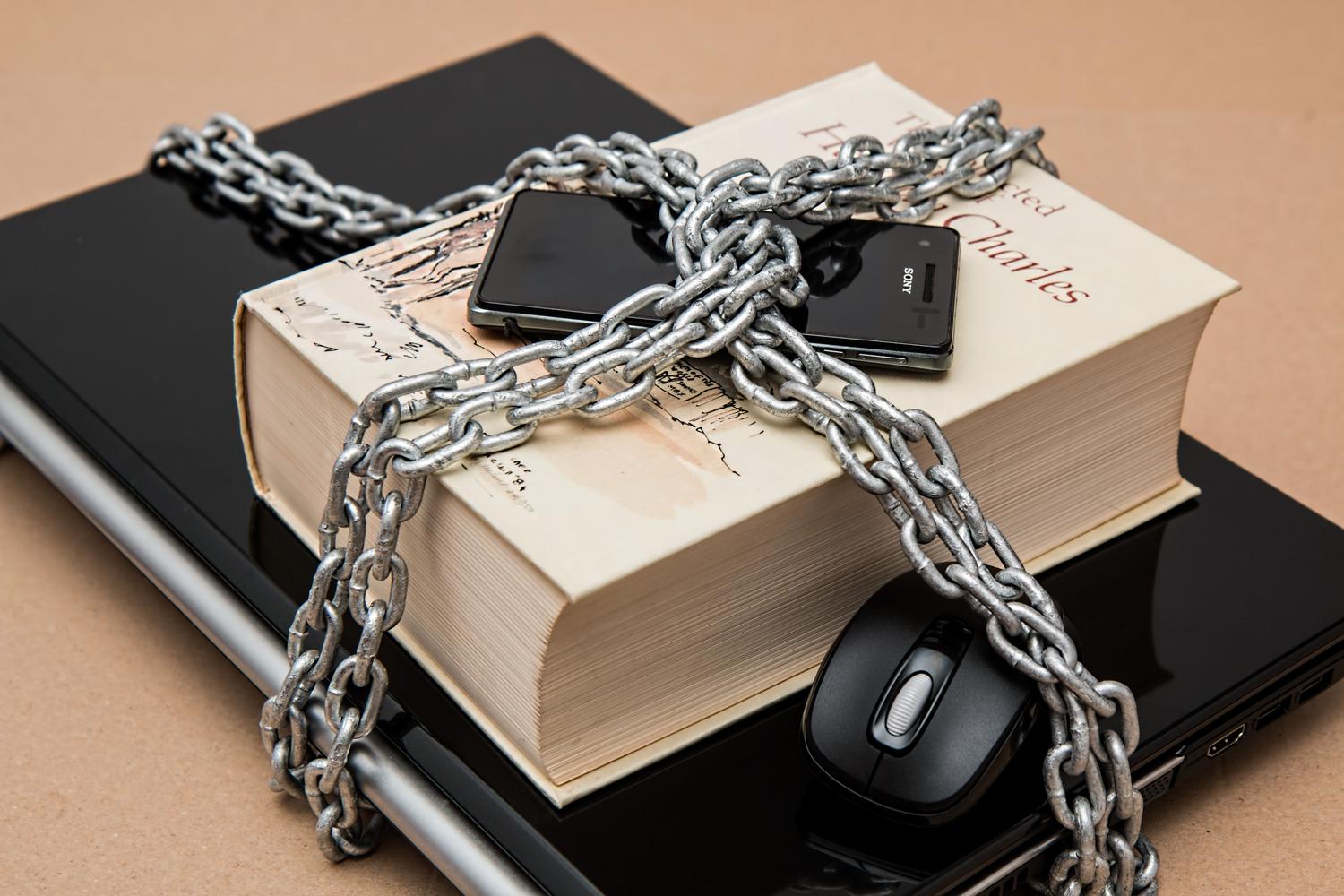 Concepto de seguridad digital con un candado sobre un ordenador portátil, simbolizando la configuración del firewall UFW y certificados SSL. Concepto de seguridad digital con un candado sobre un ordenador portátil, simbolizando la configuración del firewall UFW y certificados SSL.