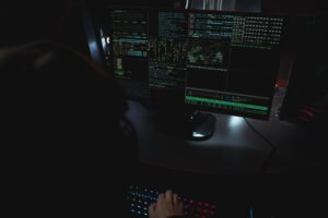 Estación de trabajo profesional con múltiples monitores mostrando terminales de Linux y monitoreo de sistema, ideal para representar la administración de sistemas.