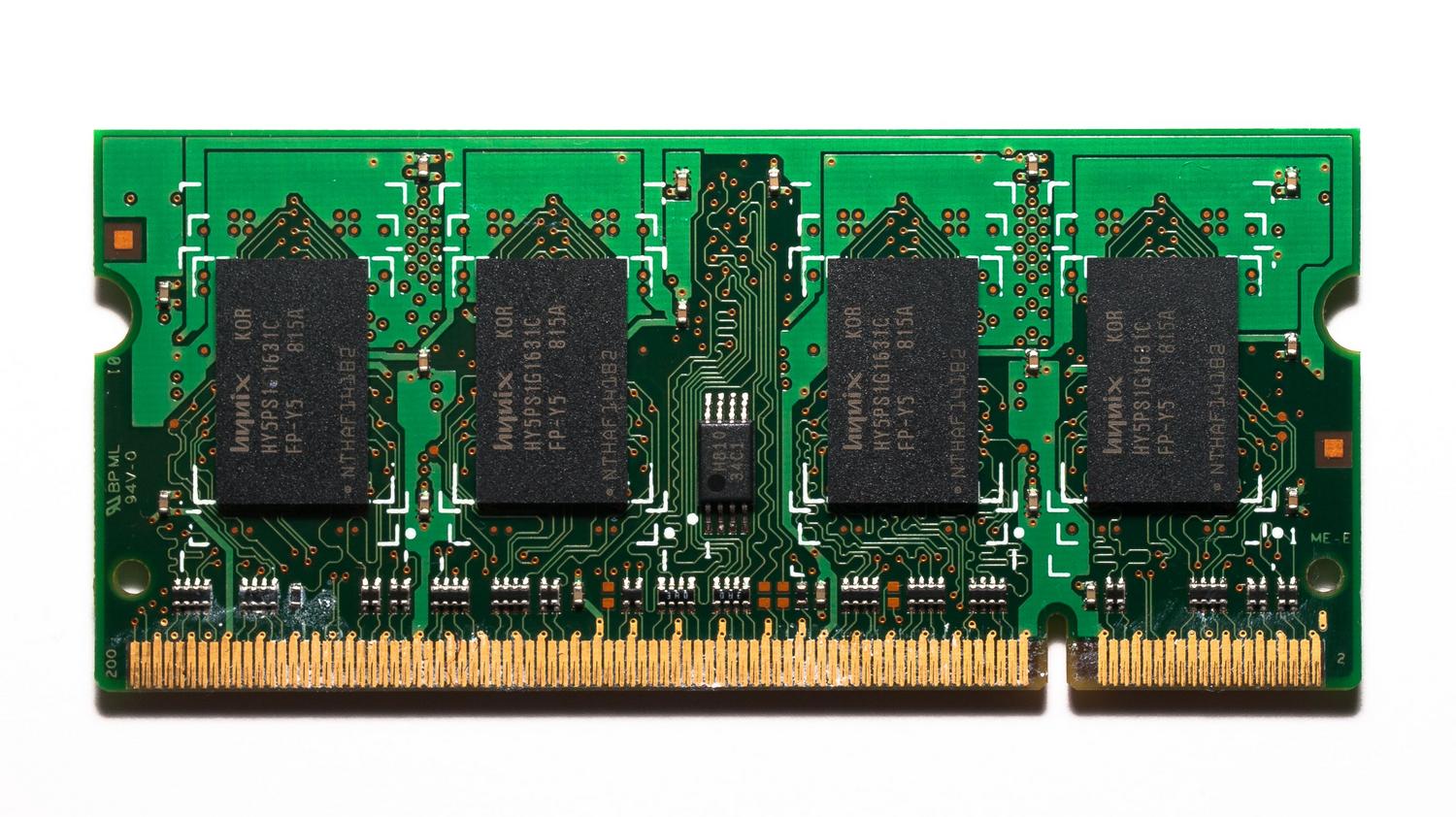 Detalle técnico de un módulo de memoria RAM SODIMM sobre fondo blanco, resaltando los chips de memoria.