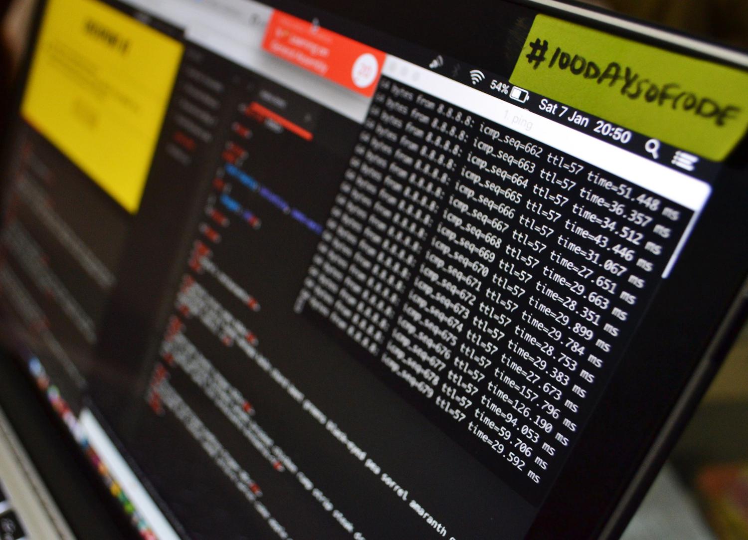 Detalle de un portátil con líneas de código en pantalla, simbolizando la ejecución de comandos de recuperación.