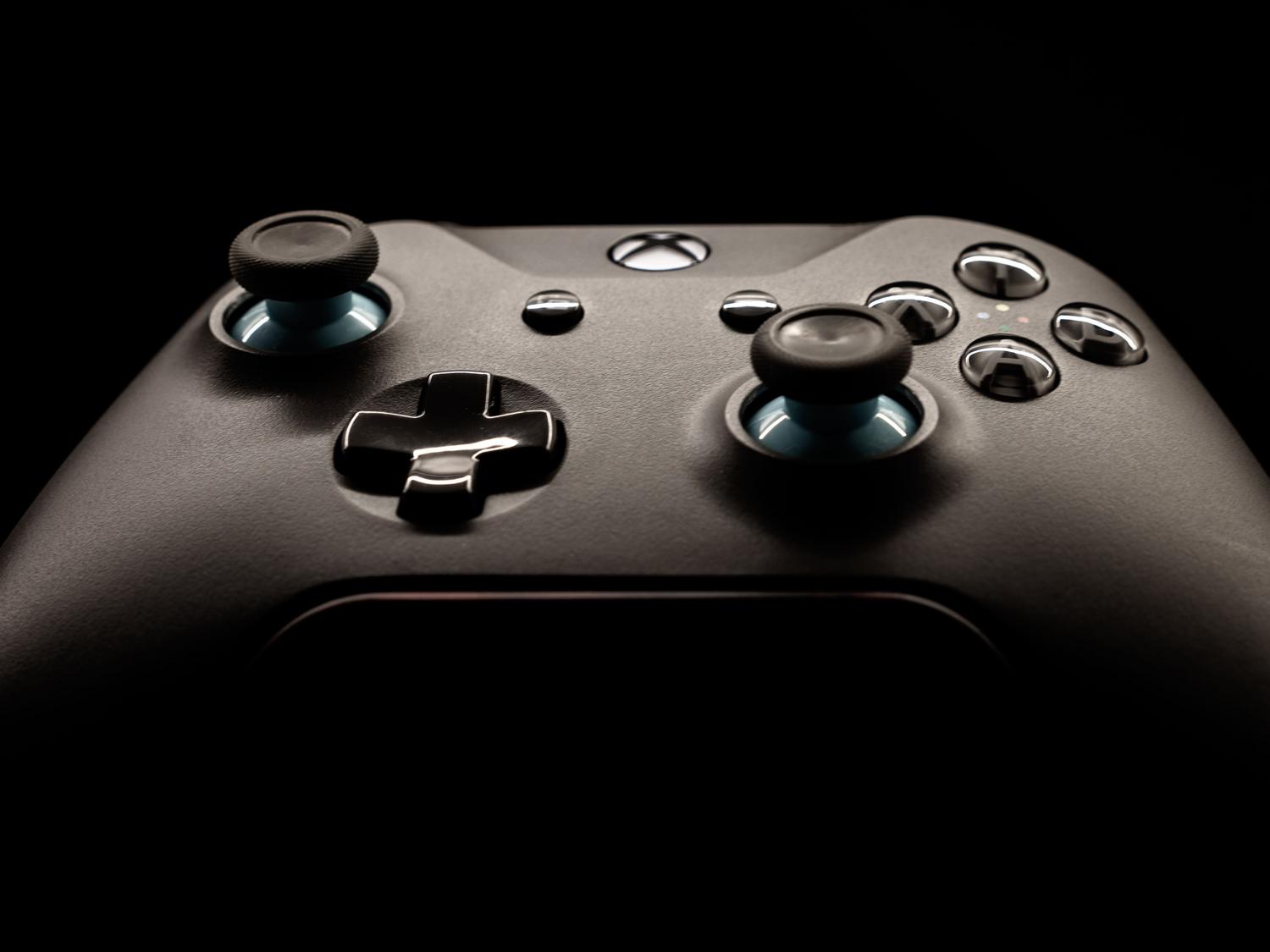 Fotografía detallada de un mando de videojuegos moderno resaltando su diseño y botones