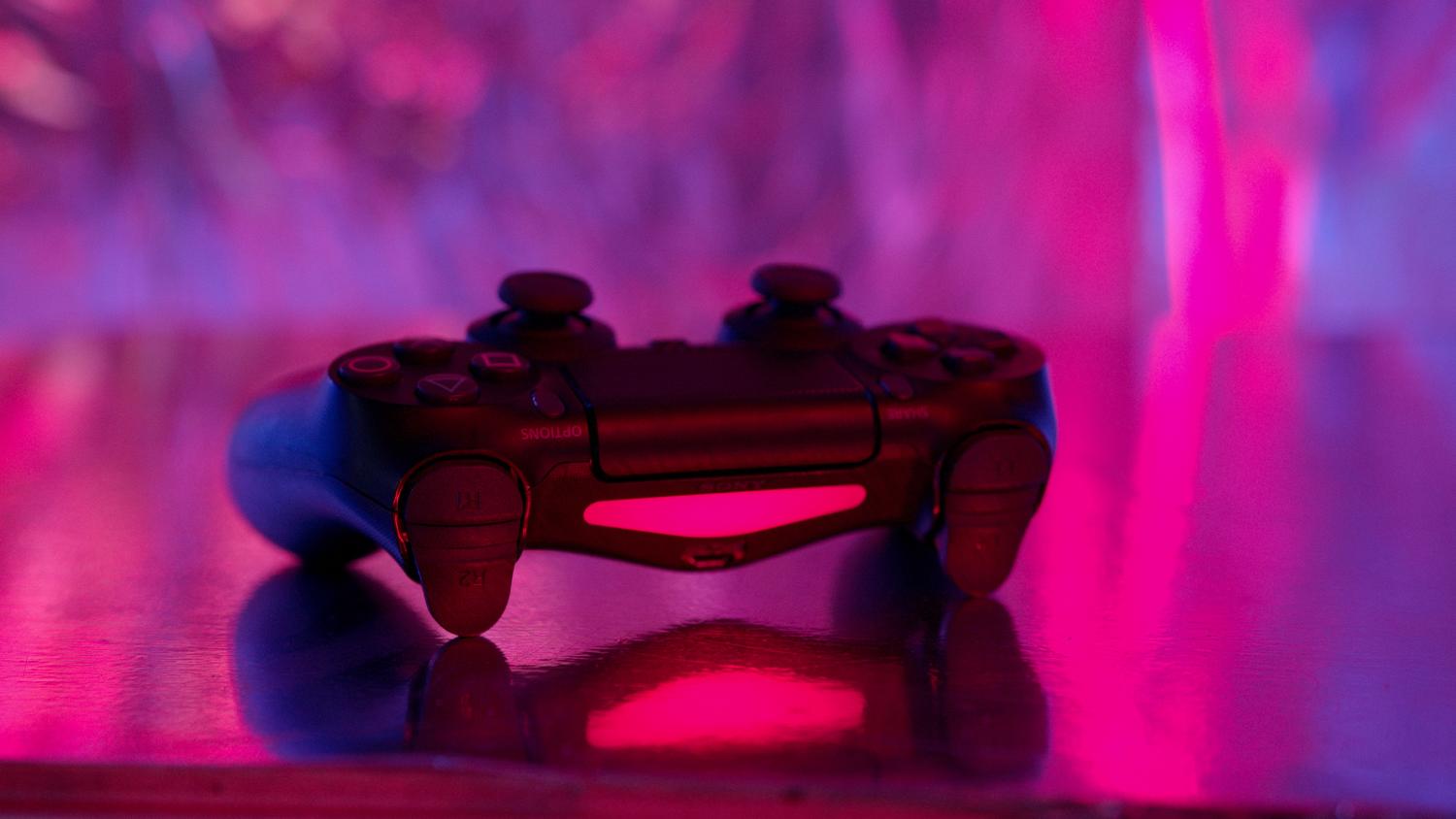 Mando DualShock 4 de PlayStation con iluminación neón, representando la configuración de Steam Input para mandos de Sony.
