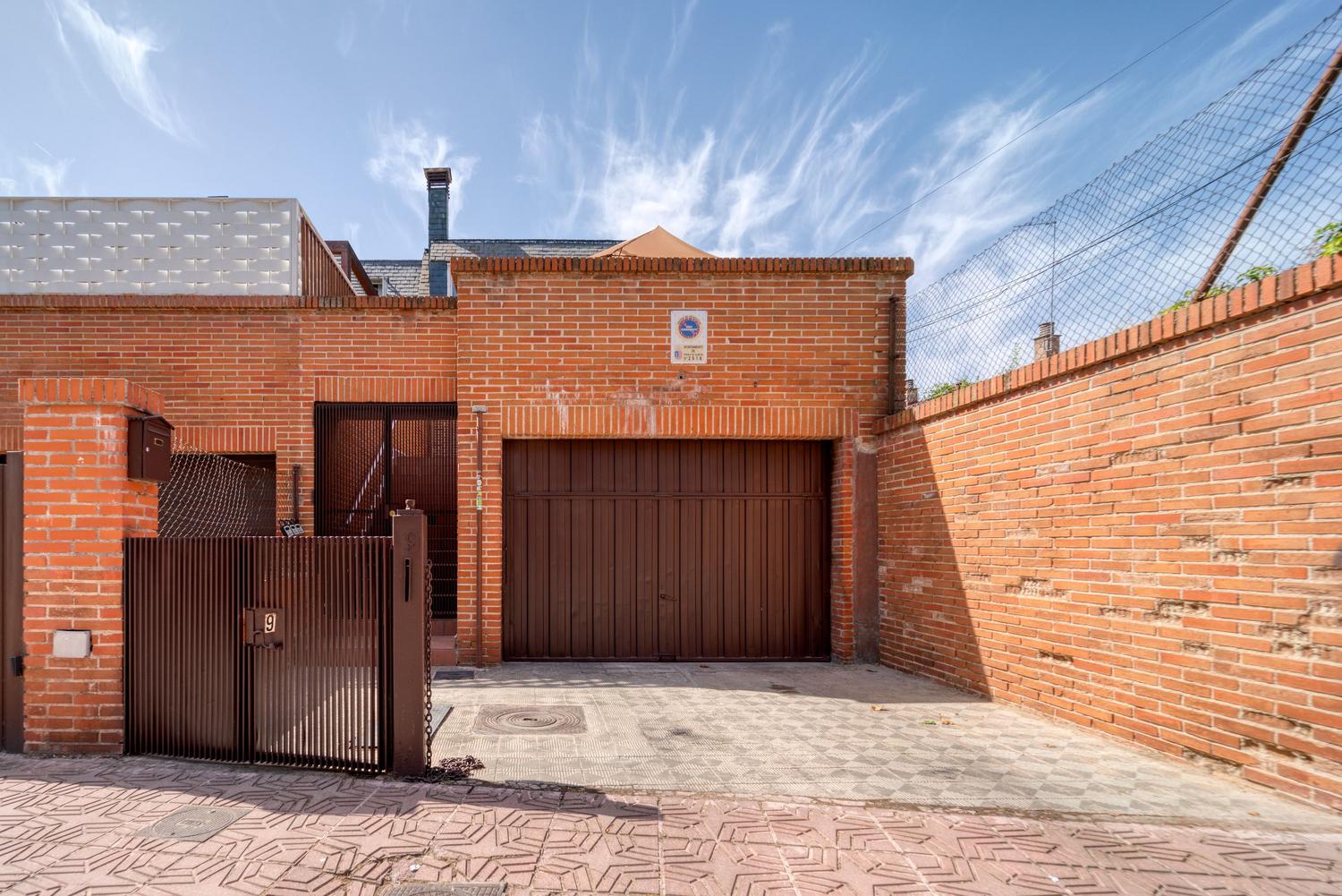 Puerta de garaje automática moderna cerrada en una residencia suburbana.
