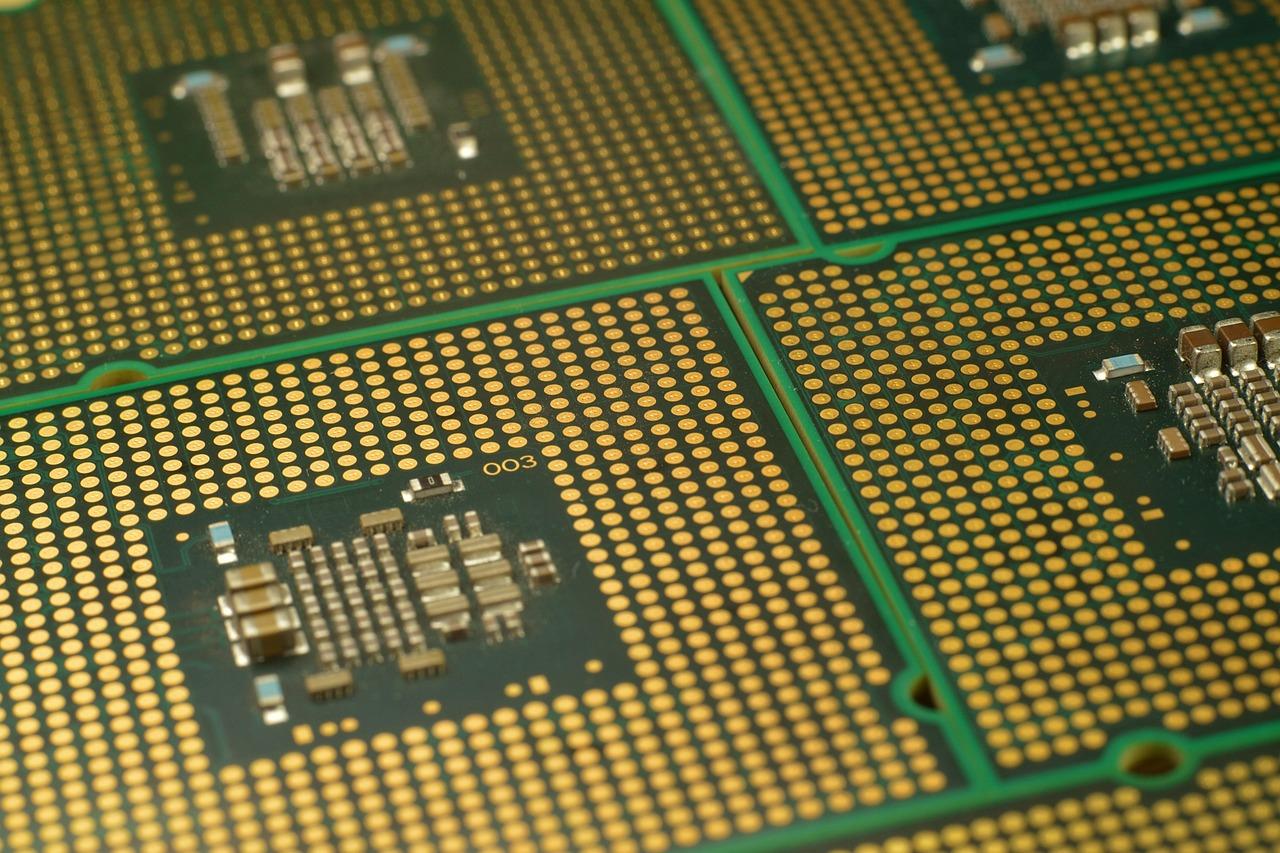 Plano macro de una CPU de ordenador mostrando los puntos de contacto dorados y la circuitería.