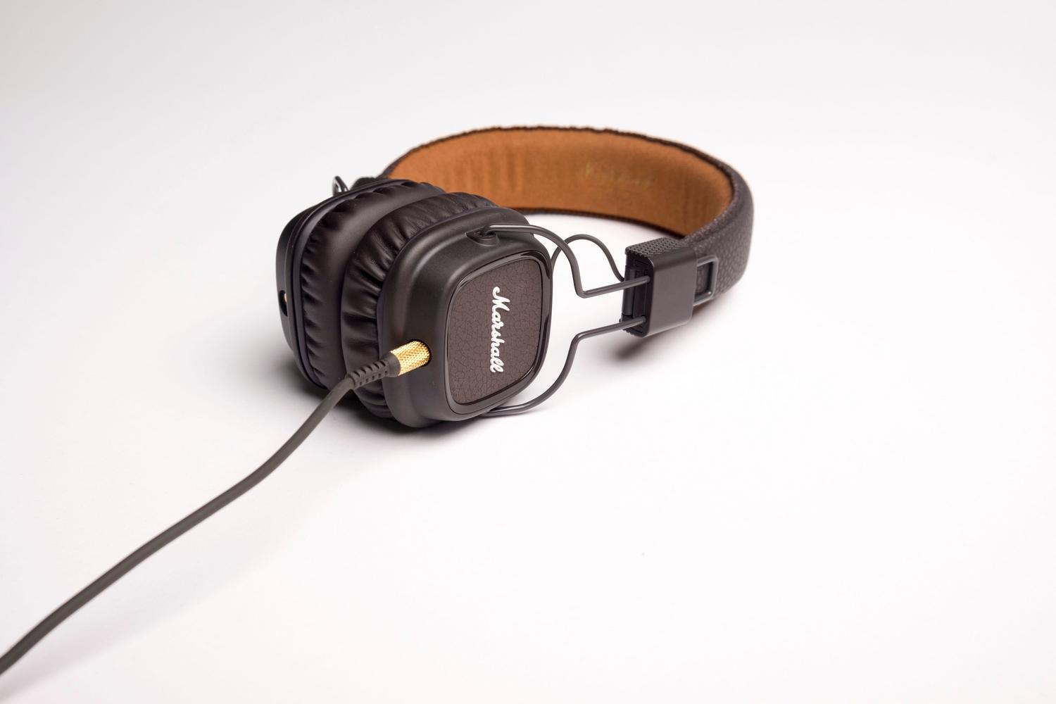 Auriculares negros de alta fidelidad con cable enrollado sobre fondo blanco Auriculares negros de alta fidelidad con cable enrollado sobre fondo blanco