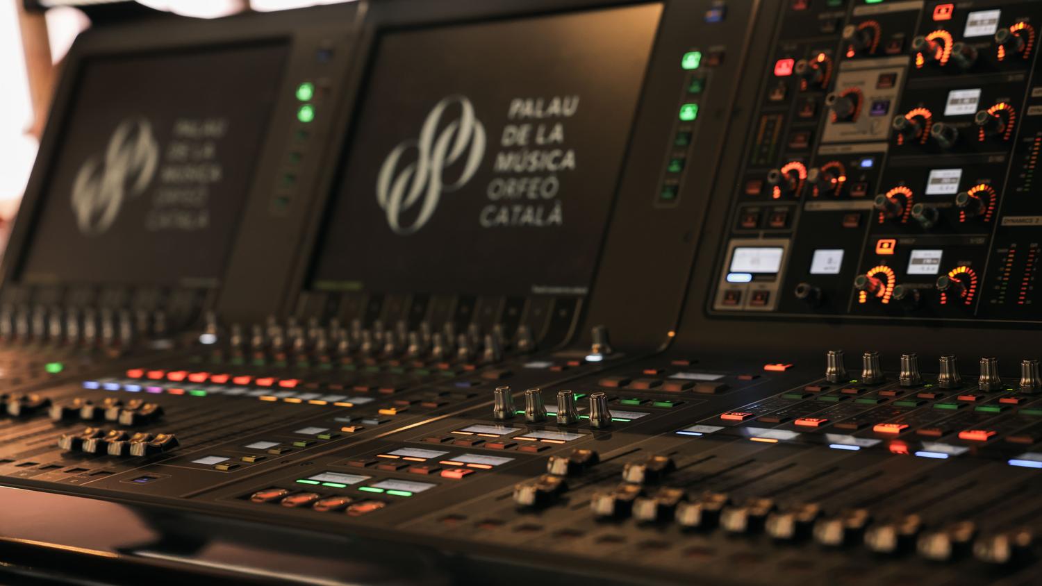 Primer plano de una consola de mezcla de sonido profesional en un estudio Primer plano de una consola de mezcla de sonido profesional en un estudio