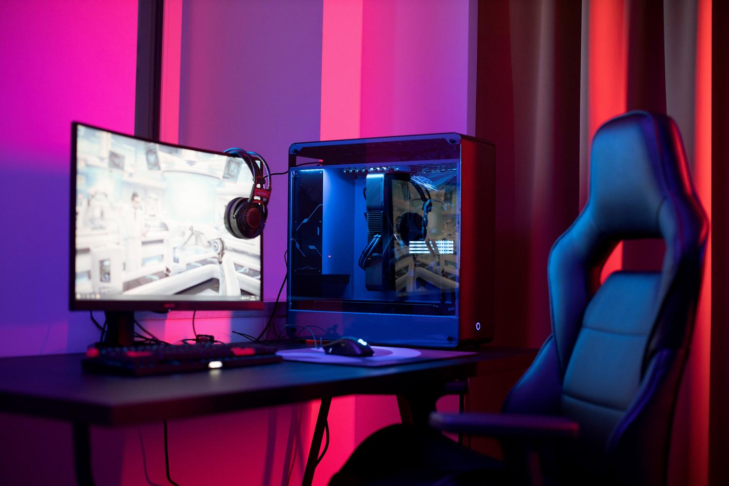 Configuración de PC gaming de alta gama con monitor panorámico y luces RGB, ideal para experimentar la calidad visual del Auto HDR en Windows 11.