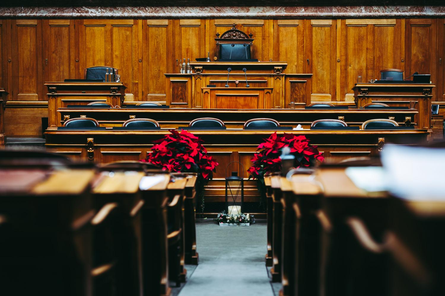 Interior de una sala de tribunal federal vacía, evocando la solemnidad y el entorno institucional de los procesos judiciales.