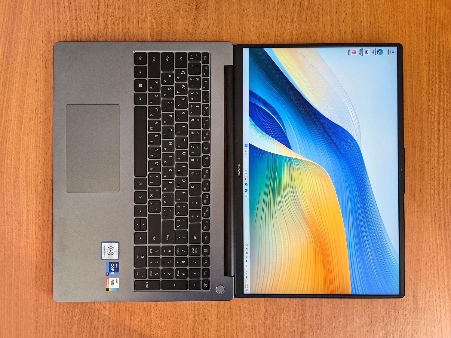 Portátil moderno mostrando el escritorio de Windows 11 con el menú de inicio centrado Portátil moderno mostrando el escritorio de Windows 11 con el menú de inicio centrado