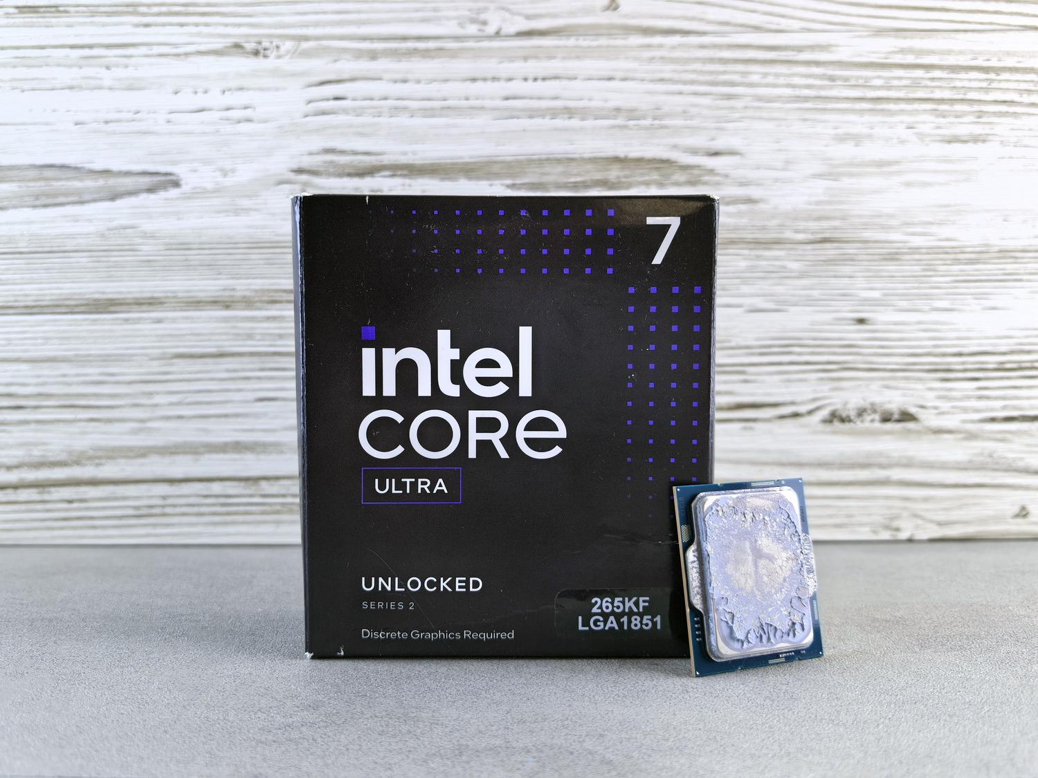 Detalle de un procesador Intel Core Ultra moderno sobre fondo blanco Detalle de un procesador Intel Core Ultra moderno sobre fondo blanco