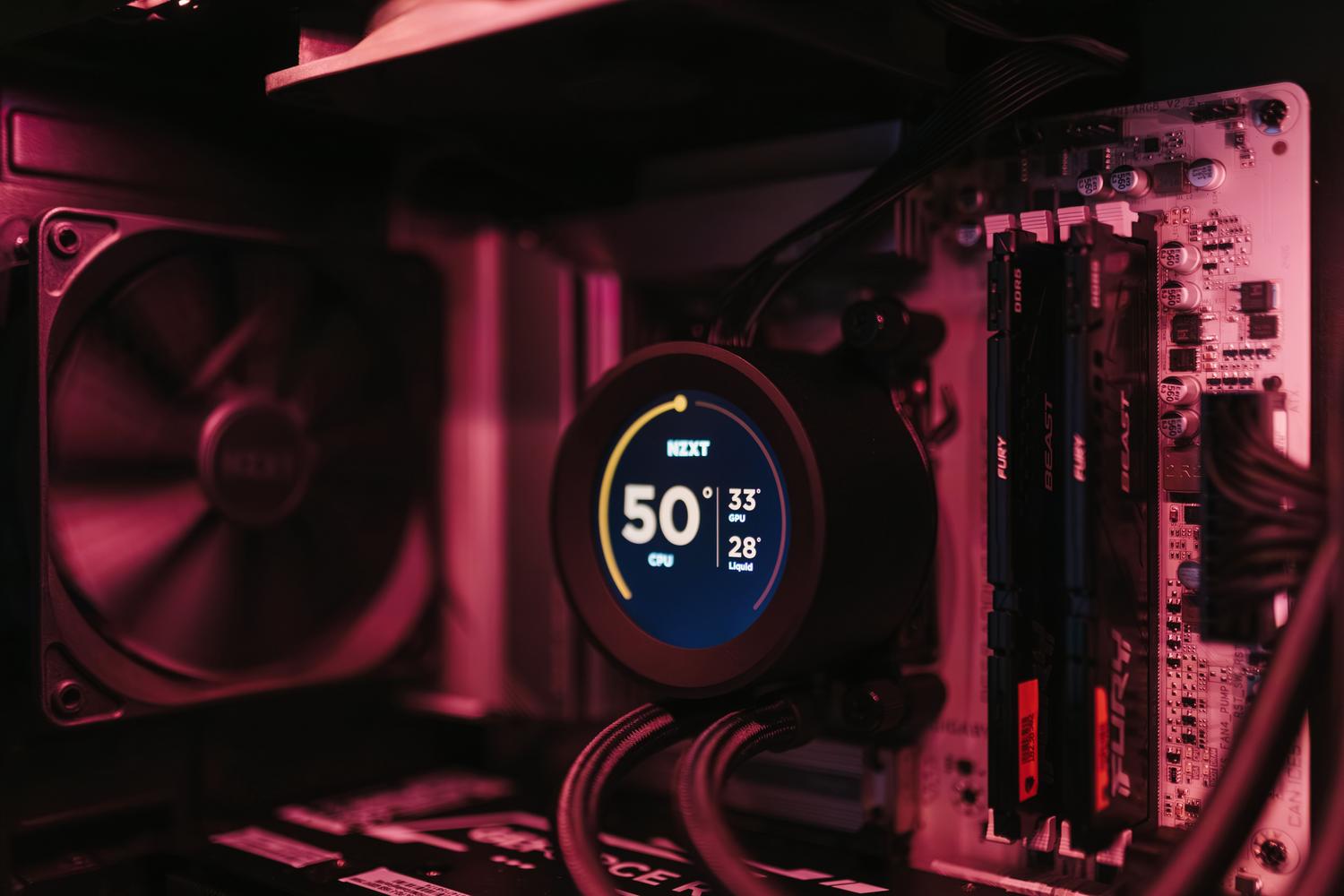Componentes internos de un PC con sistema de refrigeración líquida y monitor de temperatura de CPU Componentes internos de un PC con sistema de refrigeración líquida y monitor de temperatura de CPU