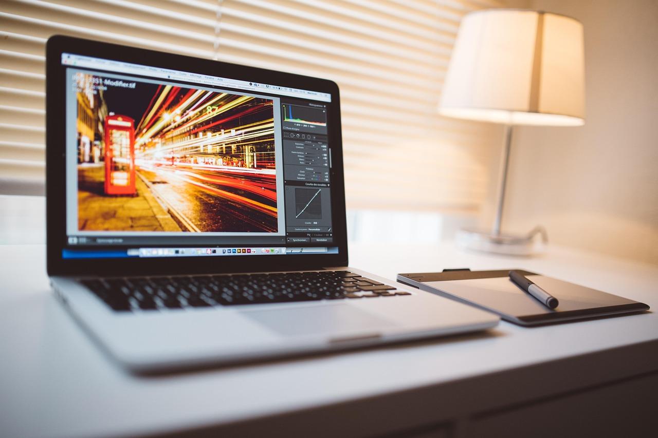 Espacio de trabajo limpio con un MacBook, ideal para ilustrar la gestión de herramientas de software en macOS.
