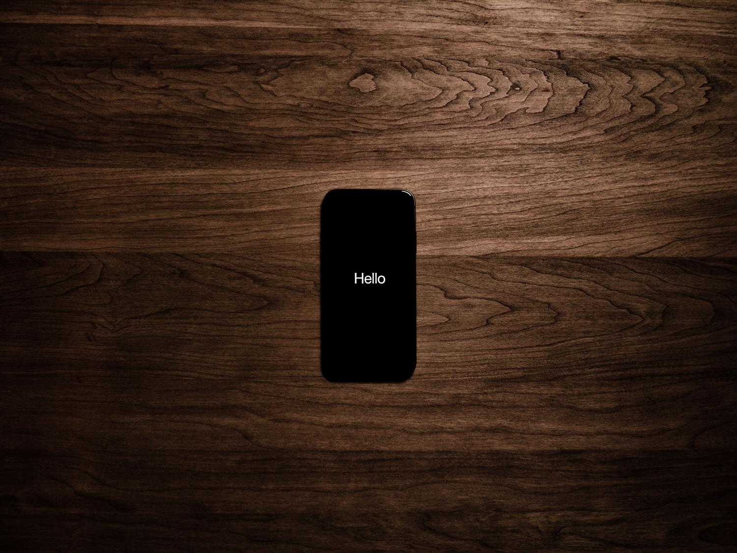 Smartphone mostrando pantalla de bienvenida, simbolizando un dispositivo recién restablecido a valores de fábrica o una aplicación reinstalada. Smartphone mostrando pantalla de bienvenida, simbolizando un dispositivo recién restablecido a valores de fábrica o una aplicación reinstalada.