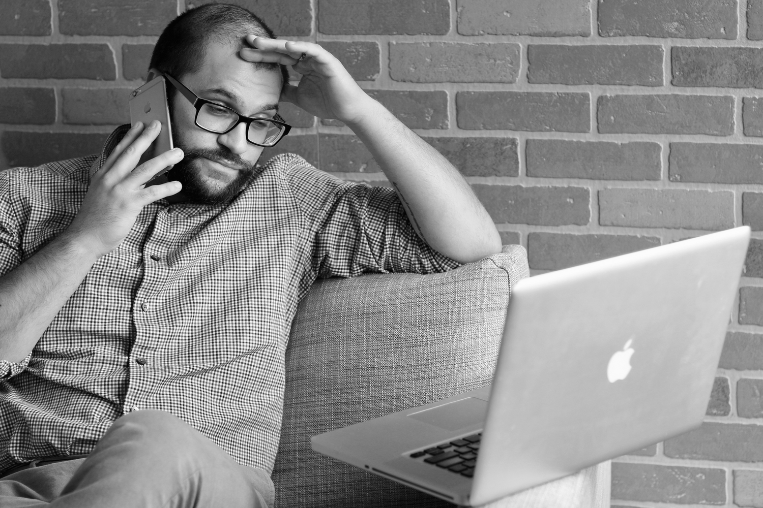 Hombre estresado utilizando un ordenador y un móvil para buscar soluciones técnicas a errores de software. Hombre estresado utilizando un ordenador y un móvil para buscar soluciones técnicas a errores de software.