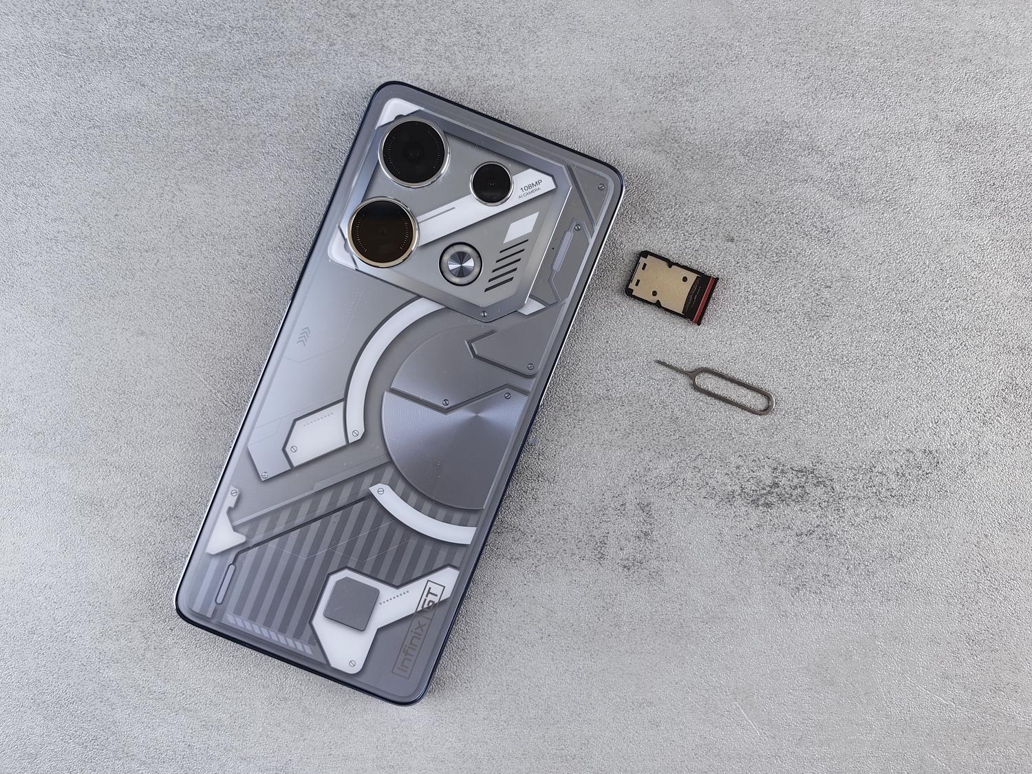 Smartphone con tarjeta SIM, bandeja y herramienta de extracción sobre fondo gris, ideal para ilustrar los pasos de limpieza y reinstalación de la tarjeta. Smartphone con tarjeta SIM, bandeja y herramienta de extracción sobre fondo gris, ideal para ilustrar los pasos de limpieza y reinstalación de la tarjeta.