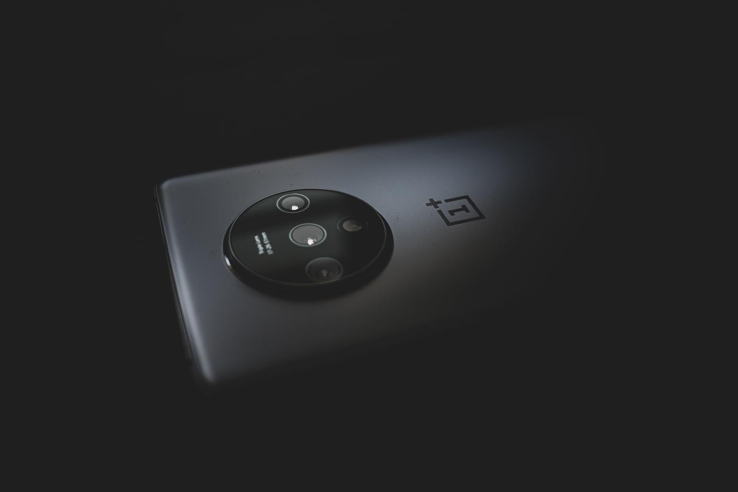 Primer plano detallado del módulo de cámara de un smartphone moderno, resaltando el cristal y el objetivo Primer plano detallado del módulo de cámara de un smartphone moderno, resaltando el cristal y el objetivo