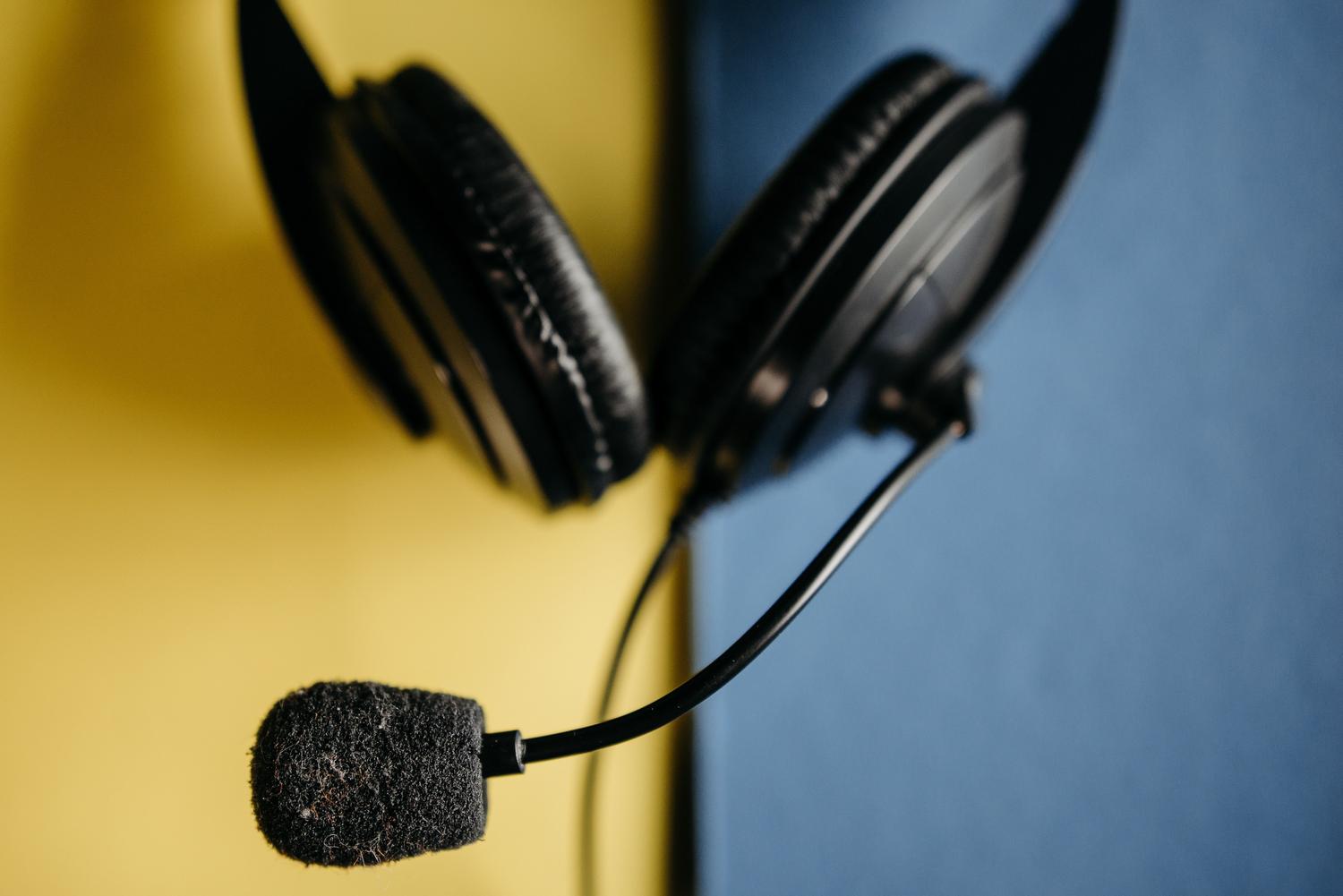 Auriculares con micrófono conectados a un dispositivo móvil como solución provisional al fallo del micro interno.