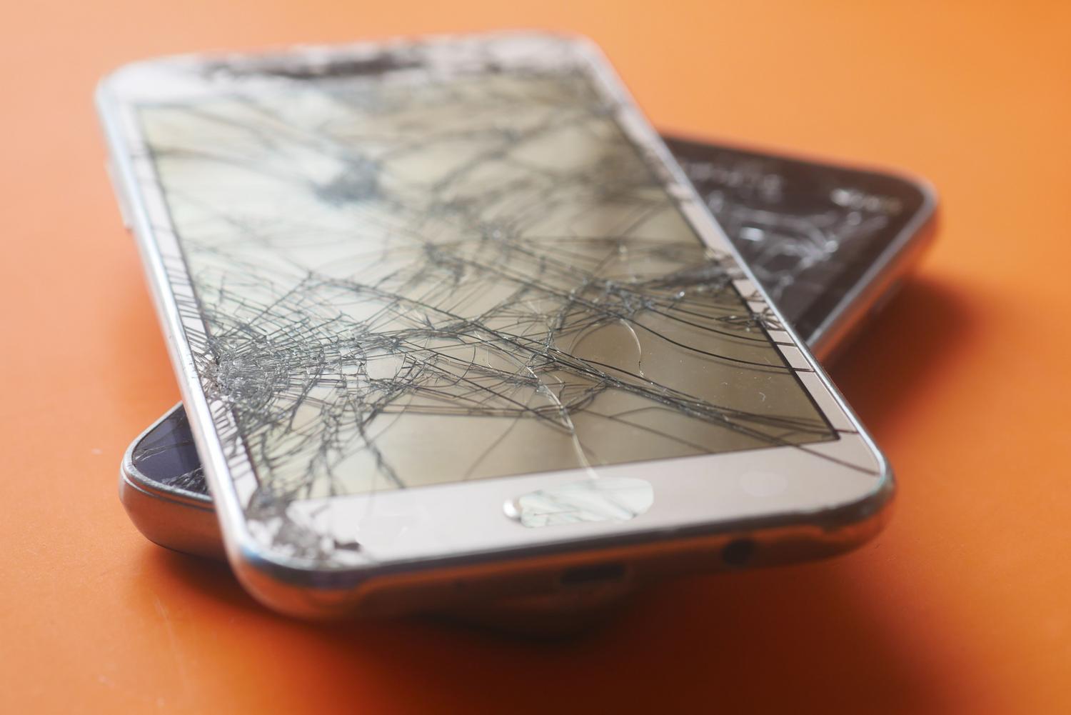 Detalle de pantallas de smartphone rotas, ilustrando los daños físicos que pueden afectar al Face ID.