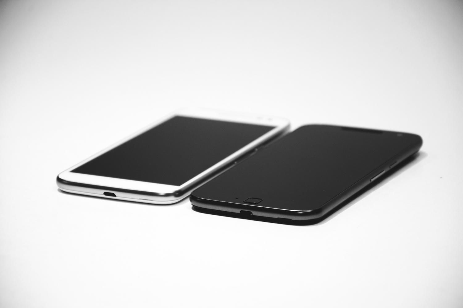 Dos smartphones modernos en blanco y negro sobre un fondo neutro, representando los dispositivos móviles actuales.
