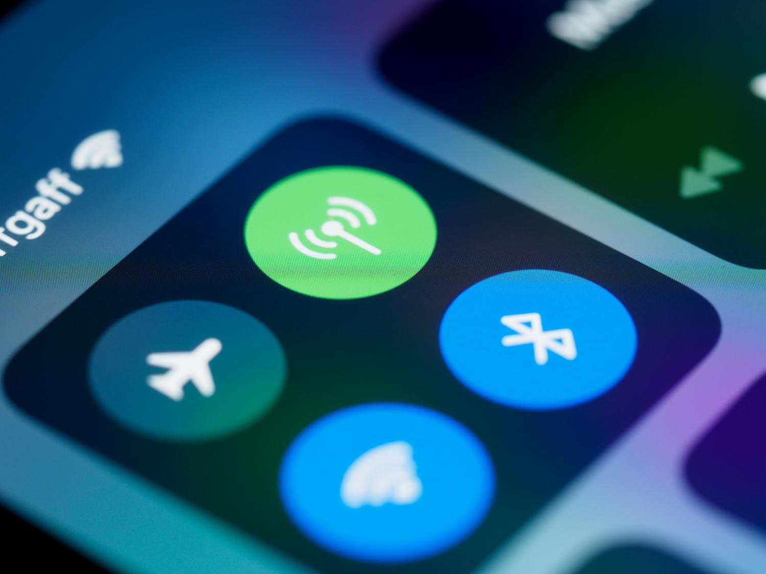 Primer plano del centro de control de un smartphone mostrando iconos de conectividad WiFi y Bluetooth para ilustrar problemas de red.