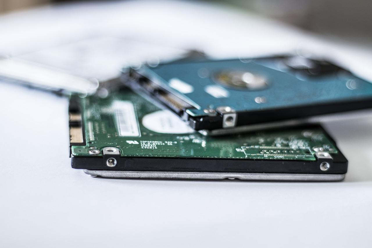 Detalle técnico de un disco duro HDD mostrando la placa de circuito y conectores SATA.