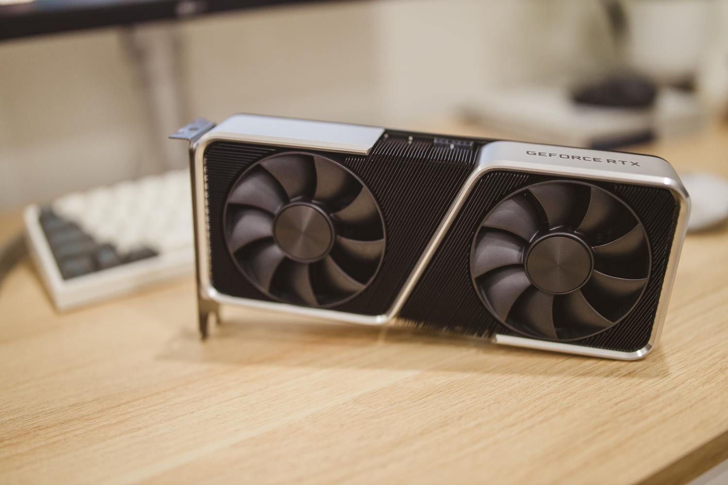 Fotografía profesional de una tarjeta gráfica RTX sobre un escritorio, ideal para un artículo de optimización técnica.
