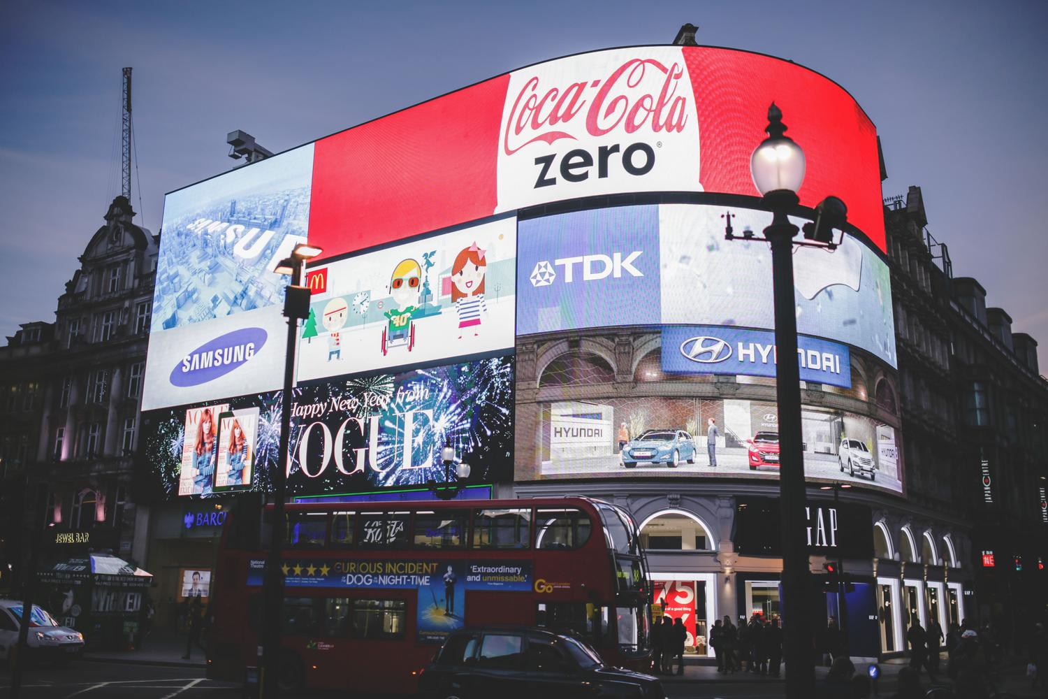 Noćni prikazi Piccadilly Circusa u Londonu s digitalnim reklamnim ekranima, koji ilustriraju širenje oglašavanja ChatGPT-a u Ujedinjeno Kraljevstvo. Noćni prikazi Piccadilly Circusa u Londonu s digitalnim reklamnim ekranima, koji ilustriraju širenje oglašavanja ChatGPT-a u Ujedinjeno Kraljevstvo.