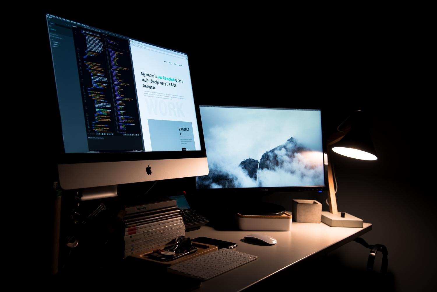 Configuración de escritorio con doble monitor y accesorios, ideal para maximizar el espacio de trabajo en macOS.