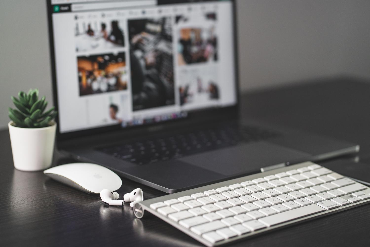 Espacio de trabajo profesional con MacBook Pro, teclado y ratón Magic, ideal para productividad en macOS.