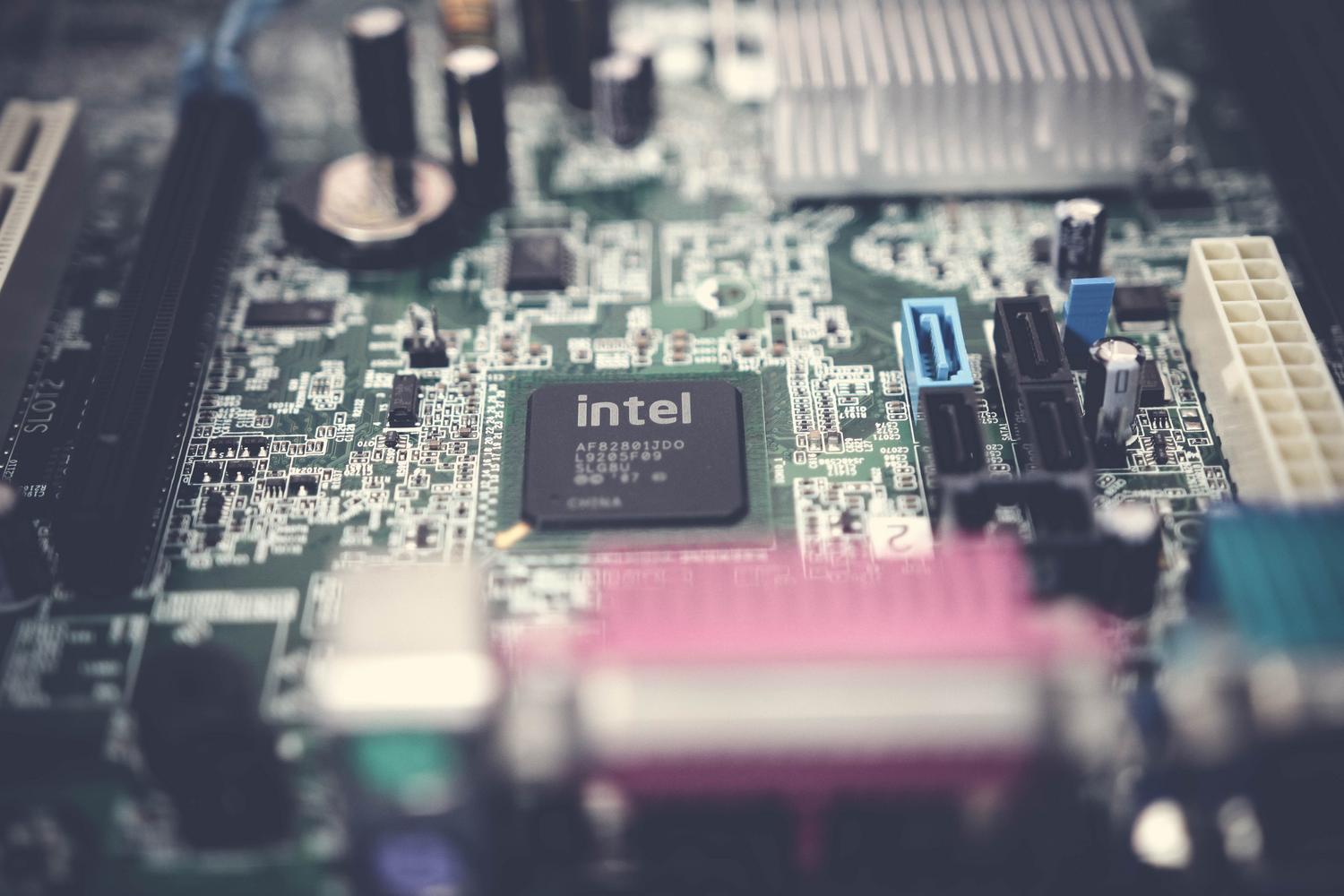 Nahaufnahme eines Motherboards mit einem Intel-Prozessor, die die x86-64-Architektur veranschaulicht, die Rosetta 2 für macOS übersetzt.