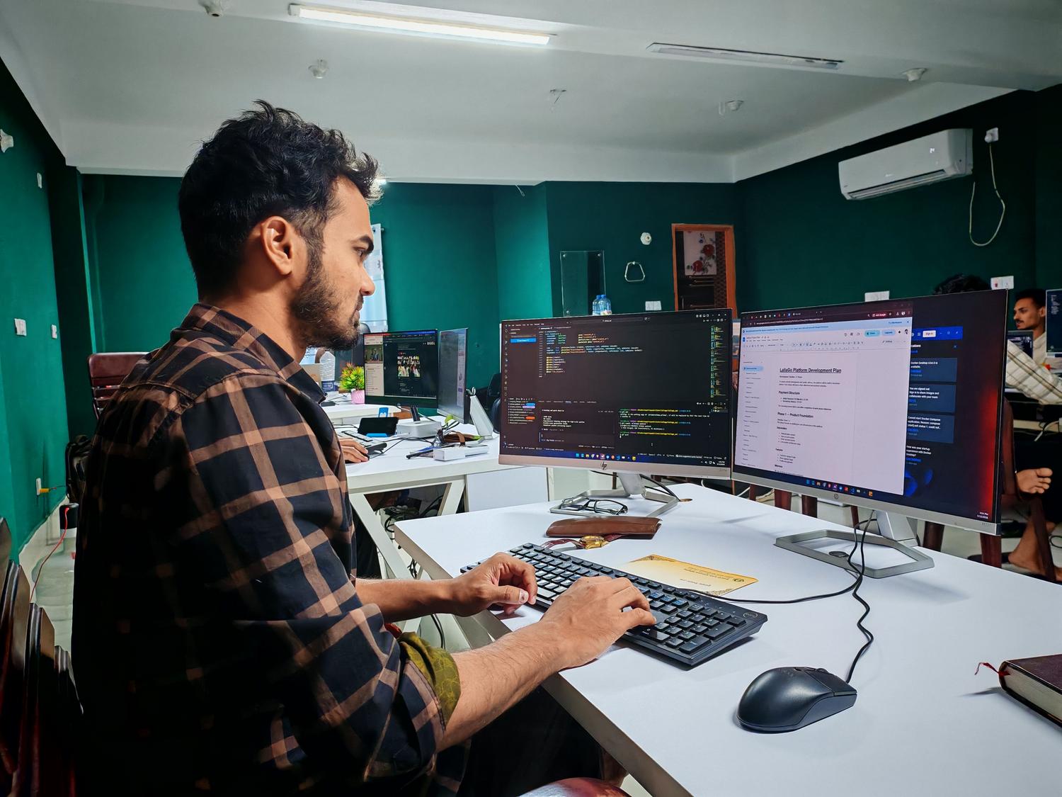 Entorno de trabajo profesional con doble monitor para la gestión de barras de herramientas en software especializado