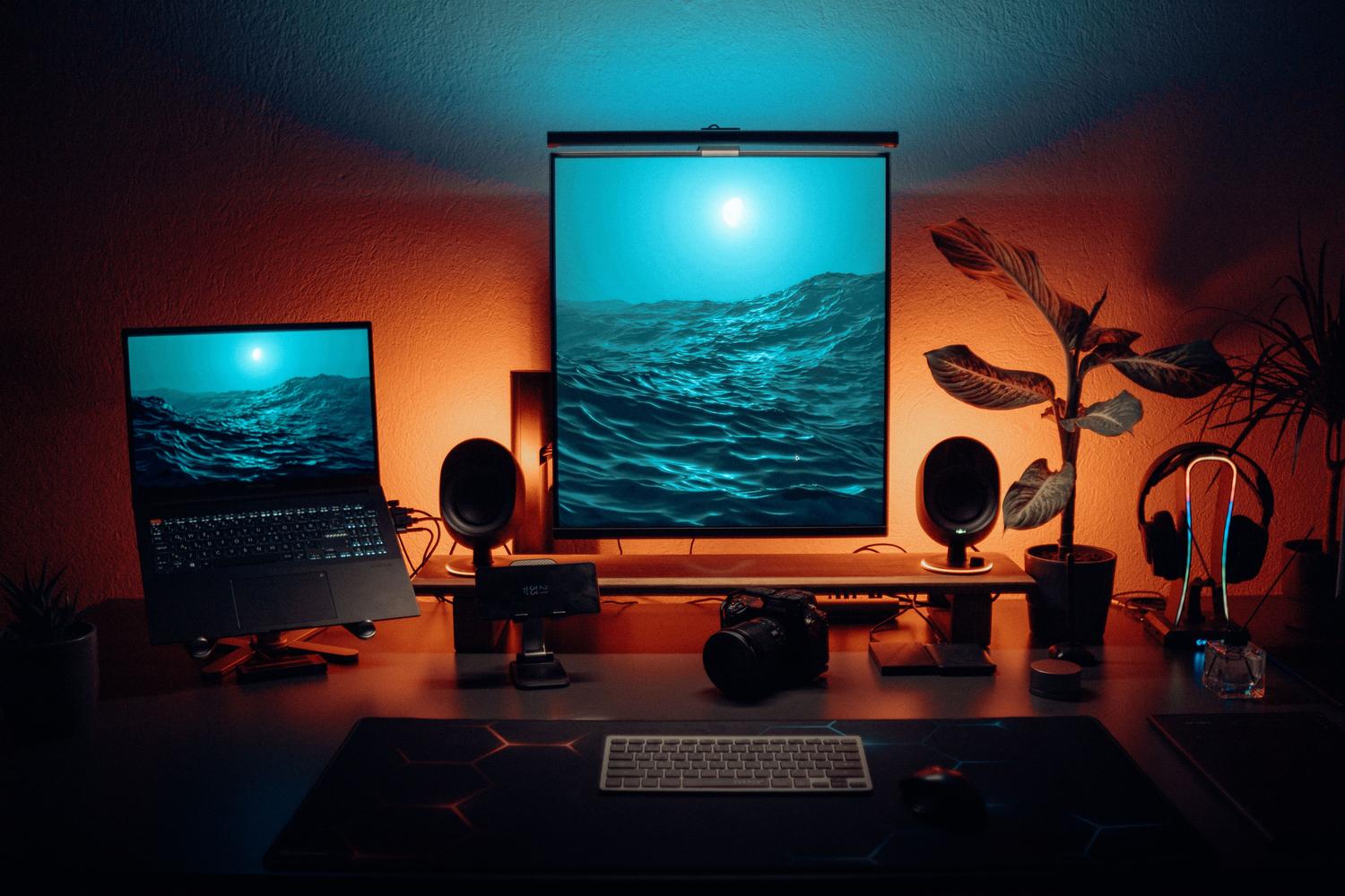 Estación de trabajo con múltiples monitores, representando la versatilidad de tener Windows y Linux en un mismo equipo