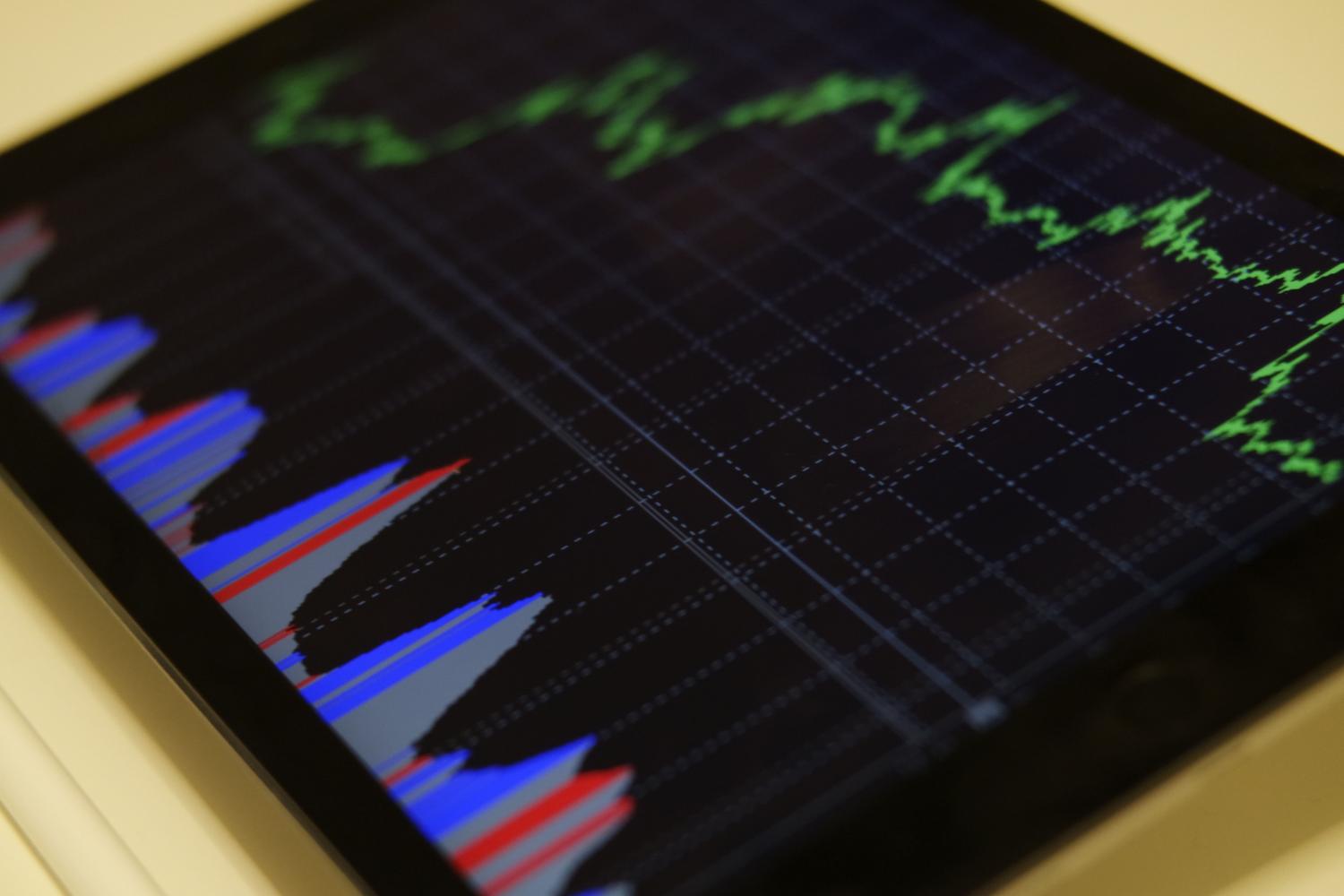 Tablet mostrando análisis de mercado con gráficos coloridos, ilustrando la modernización de los informes financieros
