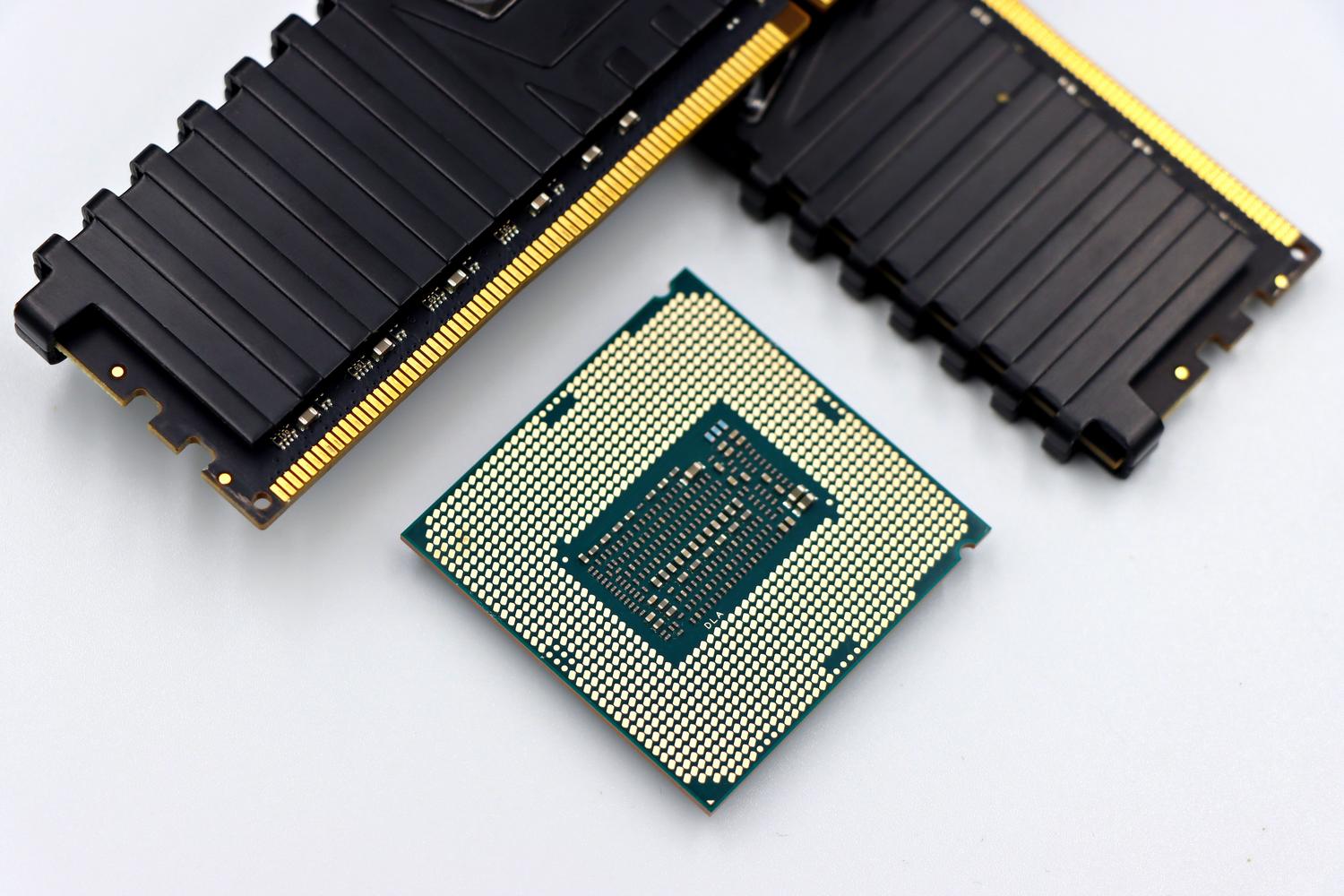 Primer plano de módulos de CPU y RAM, representando el hardware del ordenador y los datos del sistema.