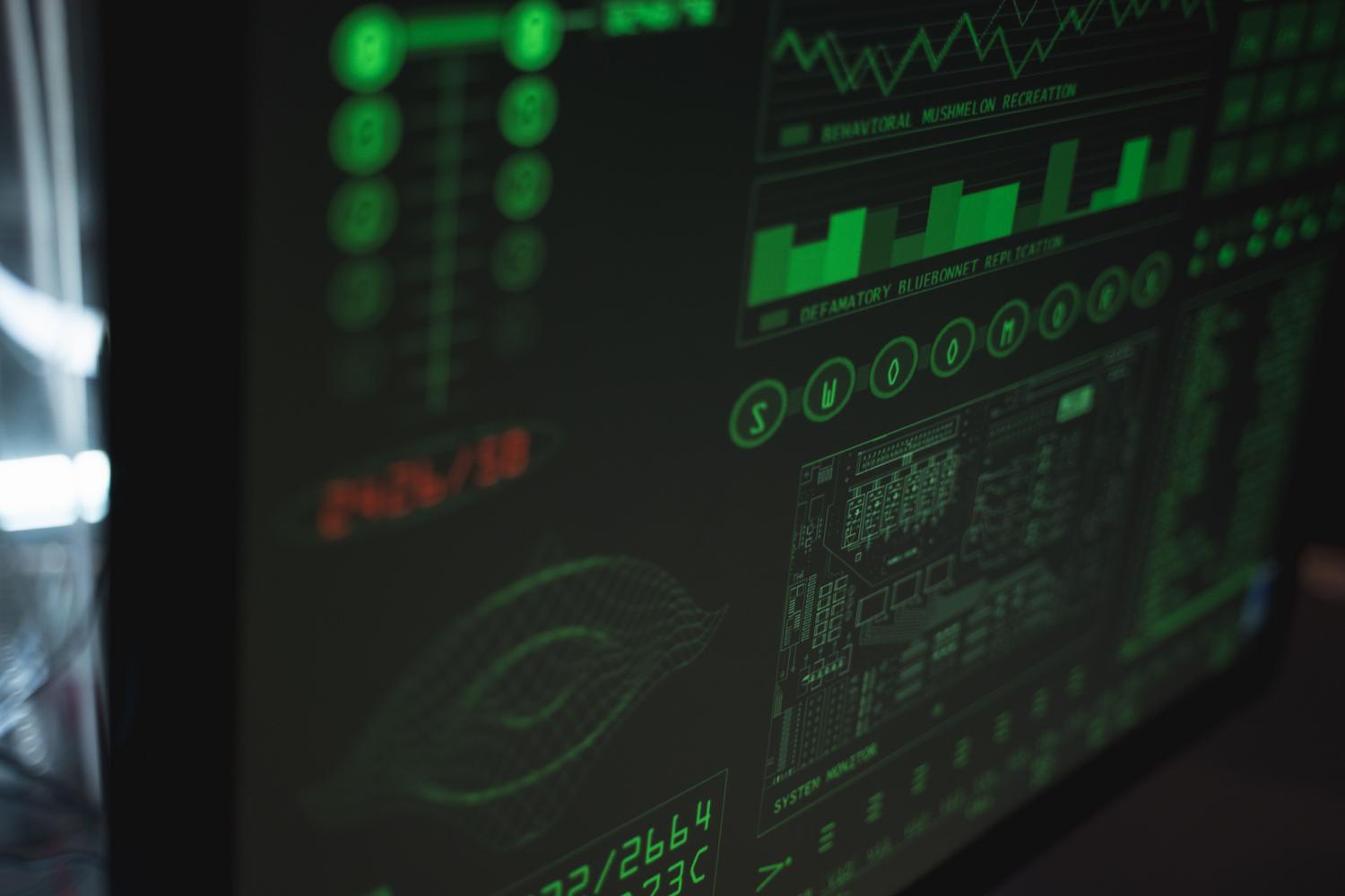 Interfaz de ciberseguridad en un ordenador representando la monitorización de alertas técnicas y prevención de riesgos en entornos corporativos.