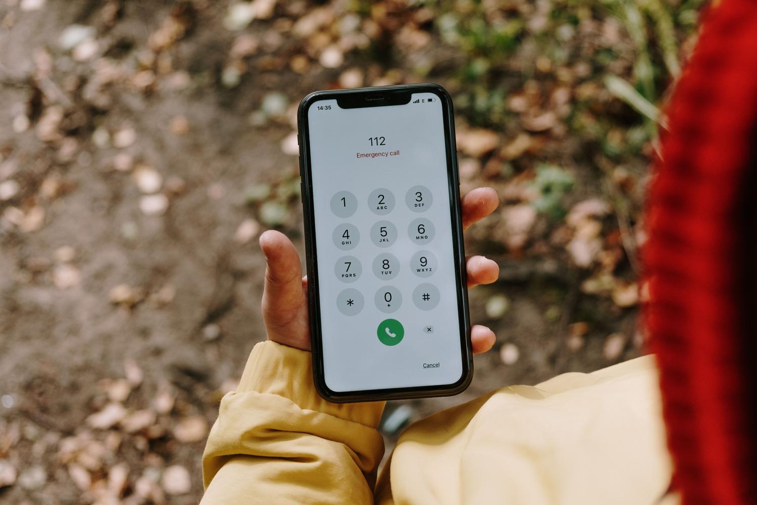 Teléfono móvil mostrando el número de emergencias 112, vinculando la tecnología móvil con la seguridad ciudadana.