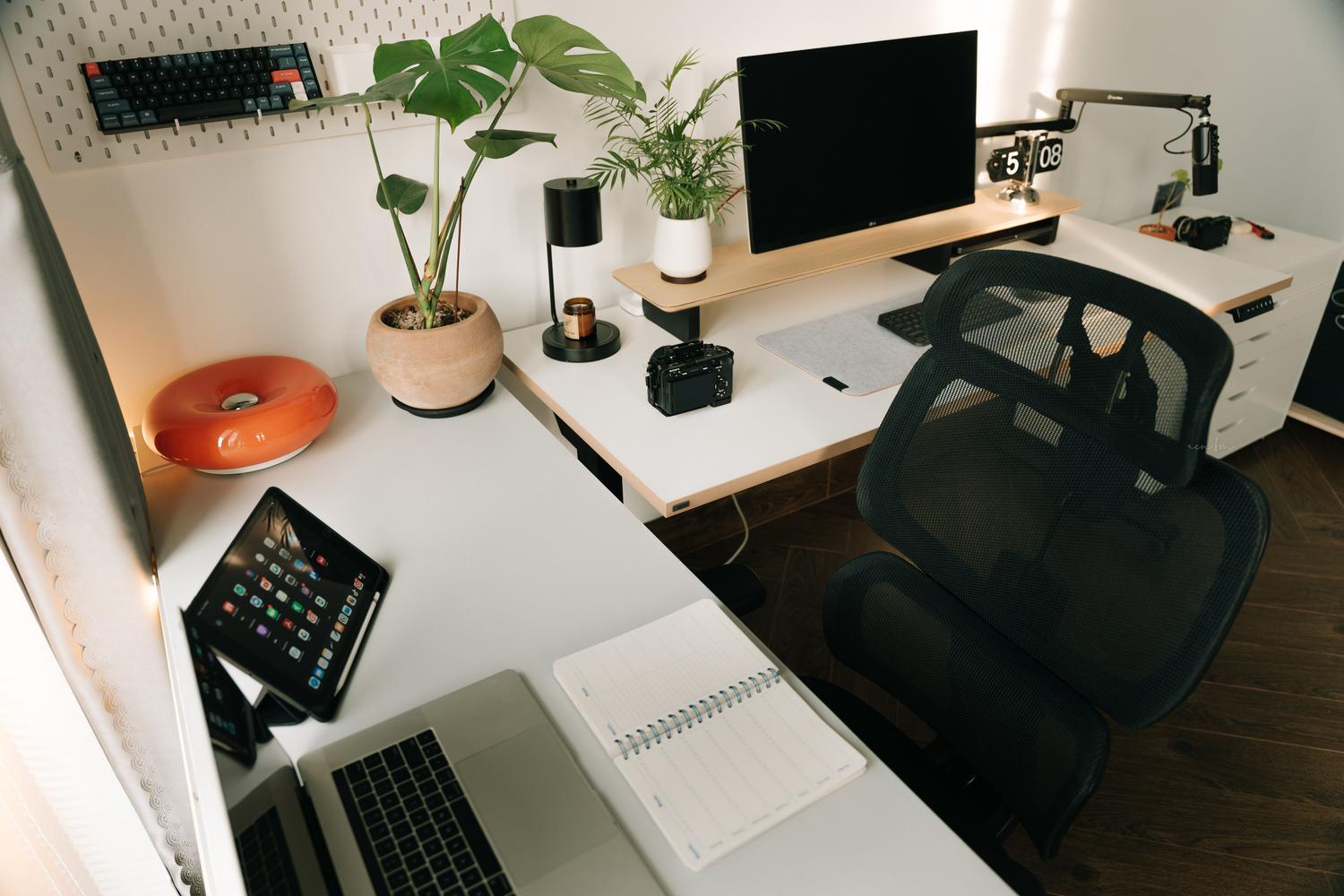Espacio de trabajo organizado y minimalista con gadgets tecnológicos, simbolizando una base de conocimientos estructurada.