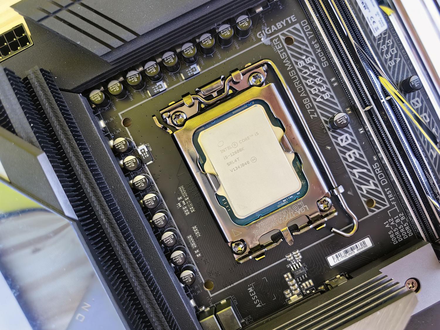 Primer plano de un procesador CPU correctamente instalado en una placa base de alto rendimiento.