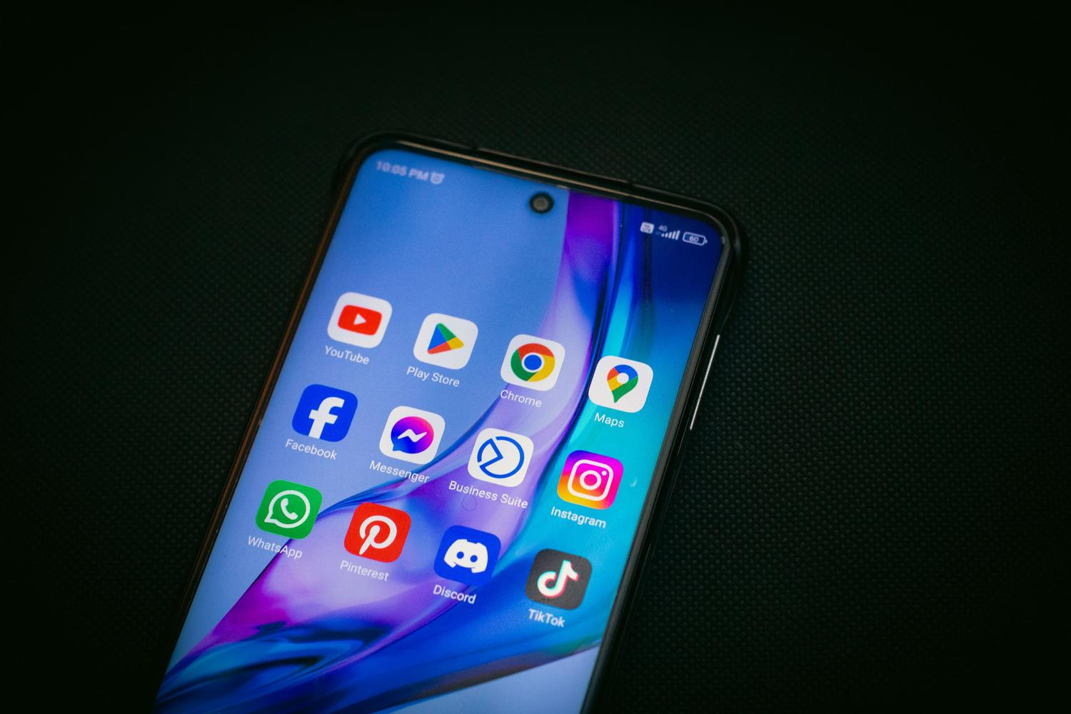 Vista detallada de iconos de aplicaciones en la pantalla de un móvil, ideal para la sección de limpieza de caché y apps
