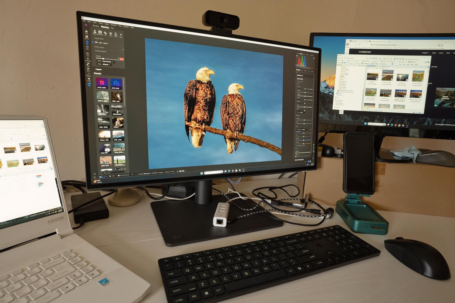 Espacio de trabajo profesional con configuración de múltiples monitores y periféricos
