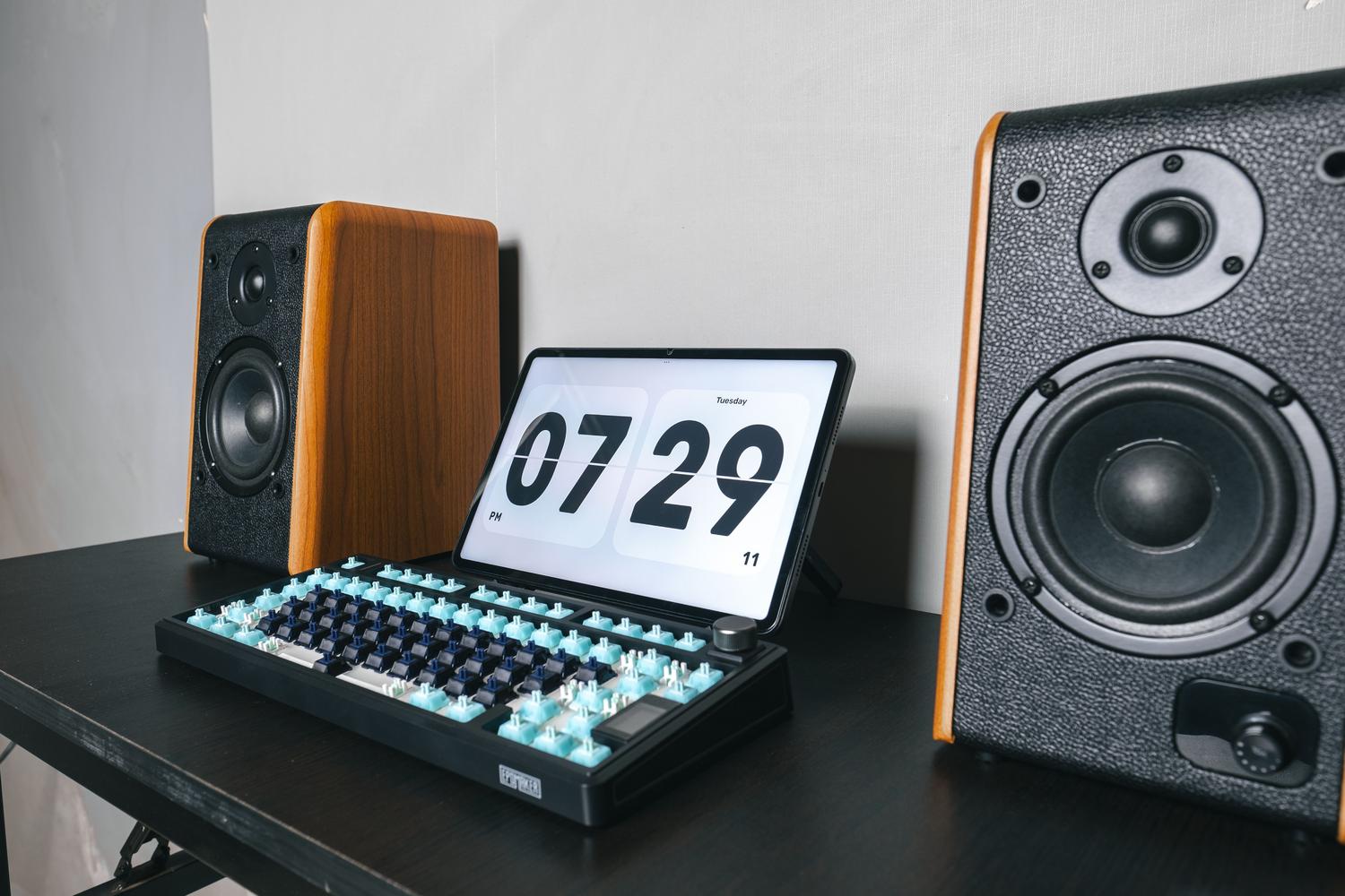 Espacio de trabajo moderno y profesional con altavoces de alta gama y teclado mecánico, ideal para ilustrar un entorno de usuario de Linux.