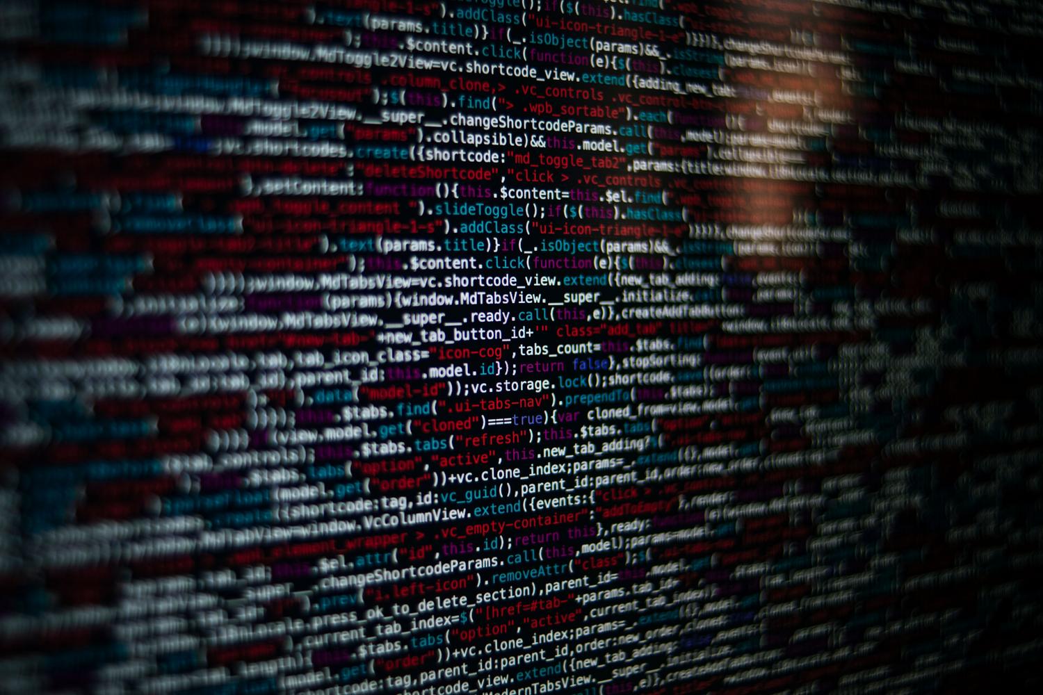 Primer plano de una pantalla de ordenador con líneas de código, representando la fase de diagnóstico y configuración mediante la terminal de Linux.