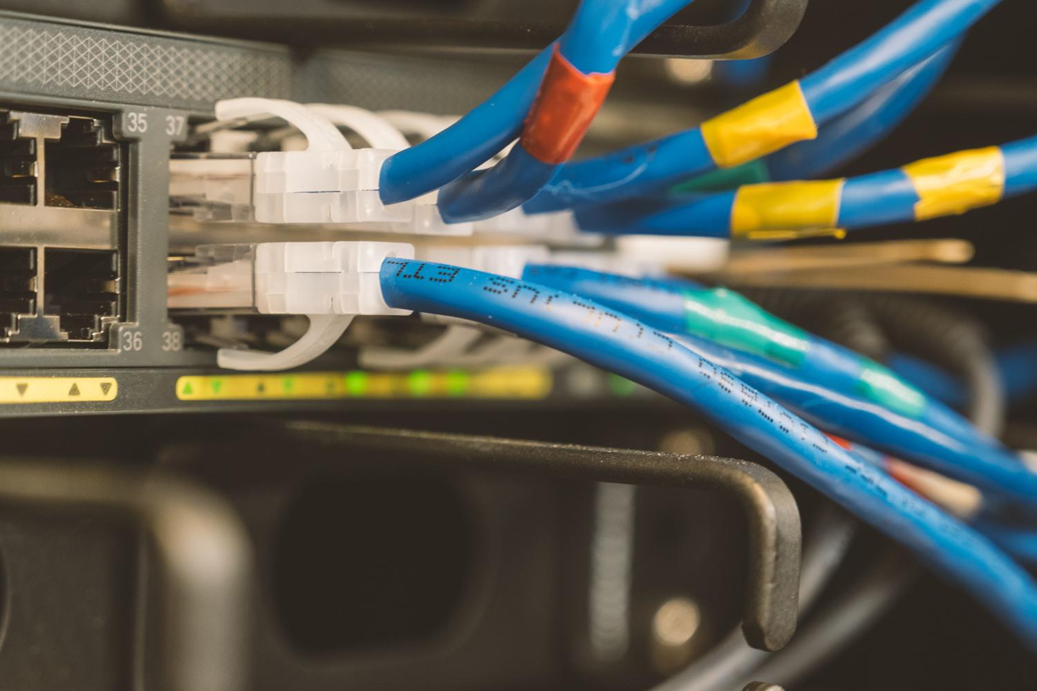 Cable de red Ethernet conectado a un sistema para garantizar una conexión estable a internet
