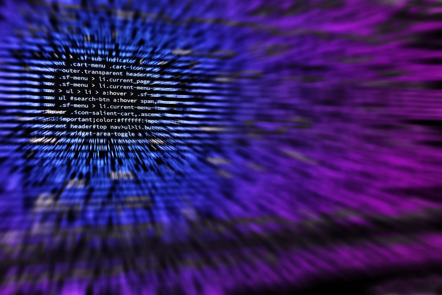 Fondo abstracto con líneas de código de programación en tonos azules y púrpuras, ideal para acompañar la sección de comandos DISM y SFC.