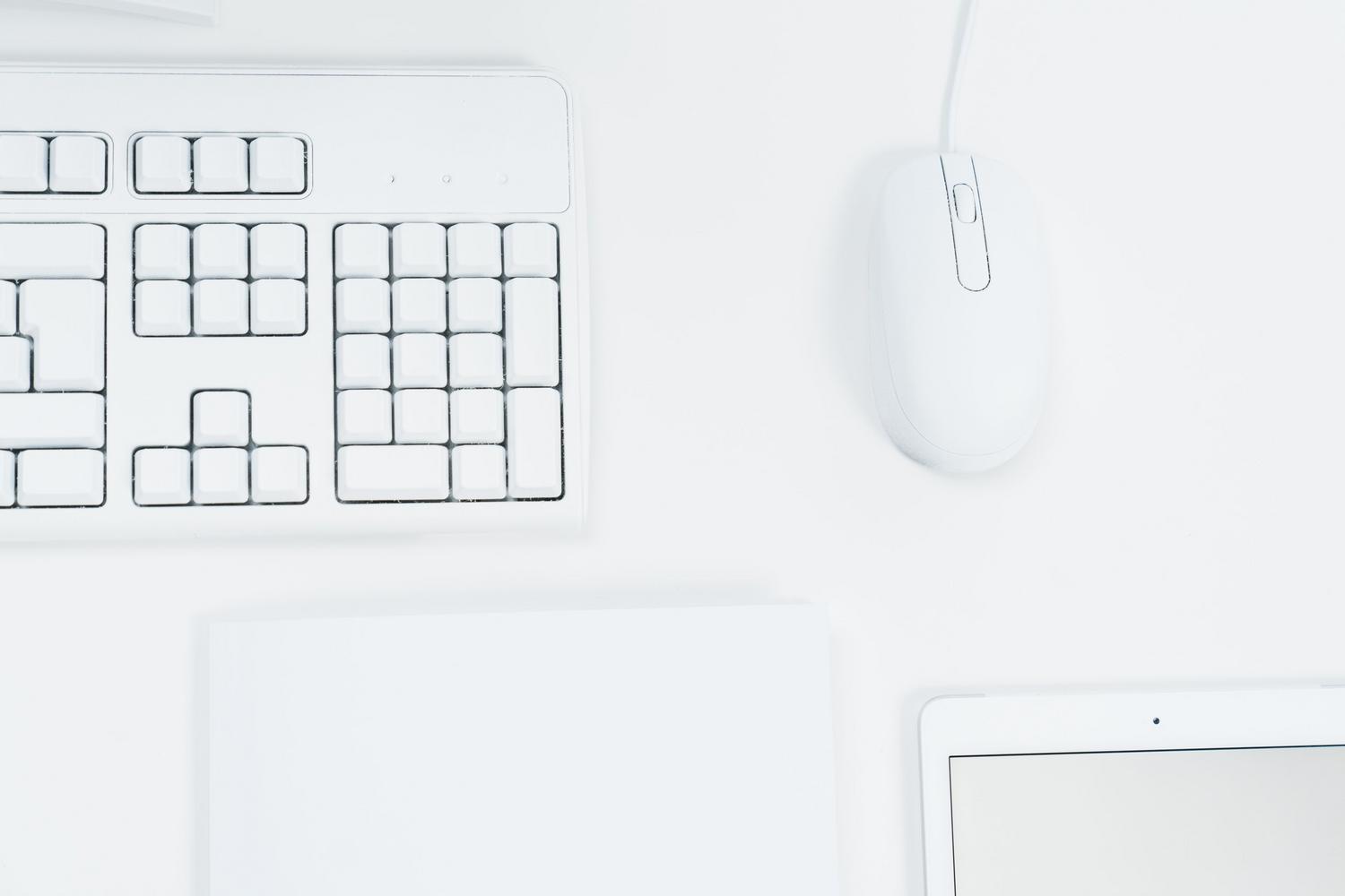 Espacio de trabajo blanco, minimalista y organizado, sirviendo como metáfora visual de un sistema optimizado y con almacenamiento liberado.