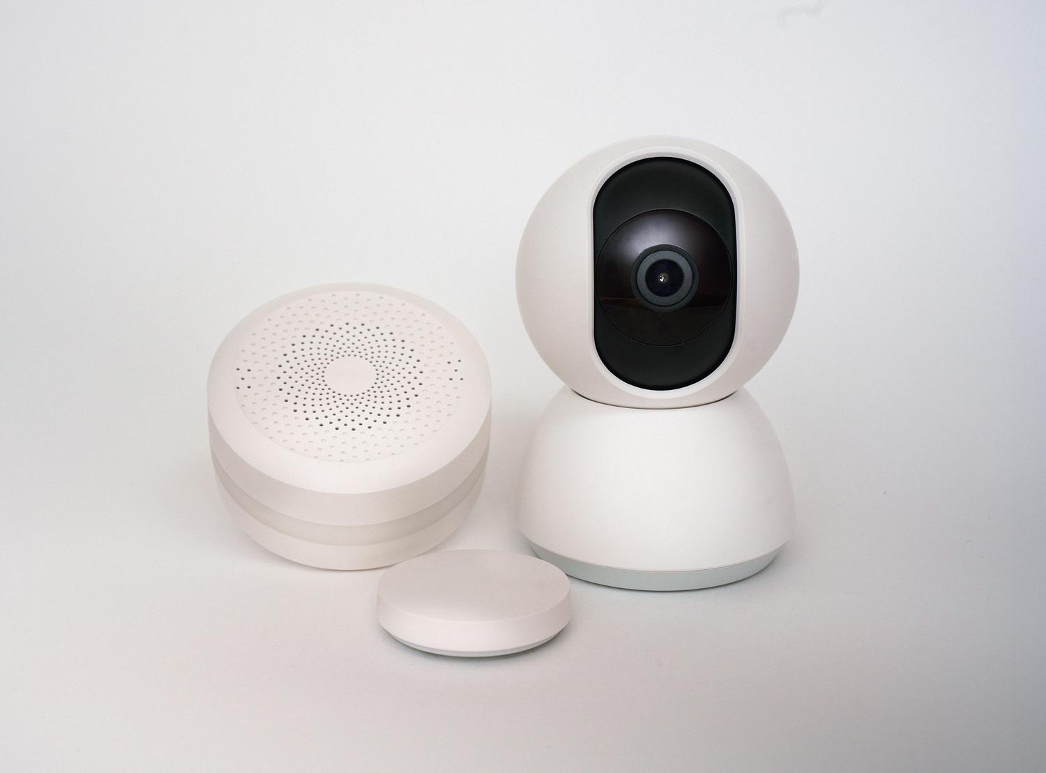 Conjunto de dispositivos domóticos minimalistas, incluyendo sensores y cámaras de seguridad.