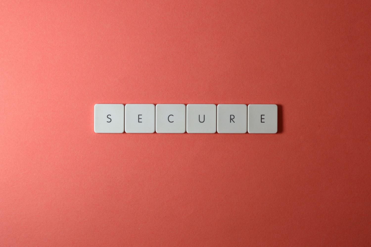 Letras blancas sobre fondo coral formando la palabra SECURE, simbolizando la seguridad informática y la protección de archivos.