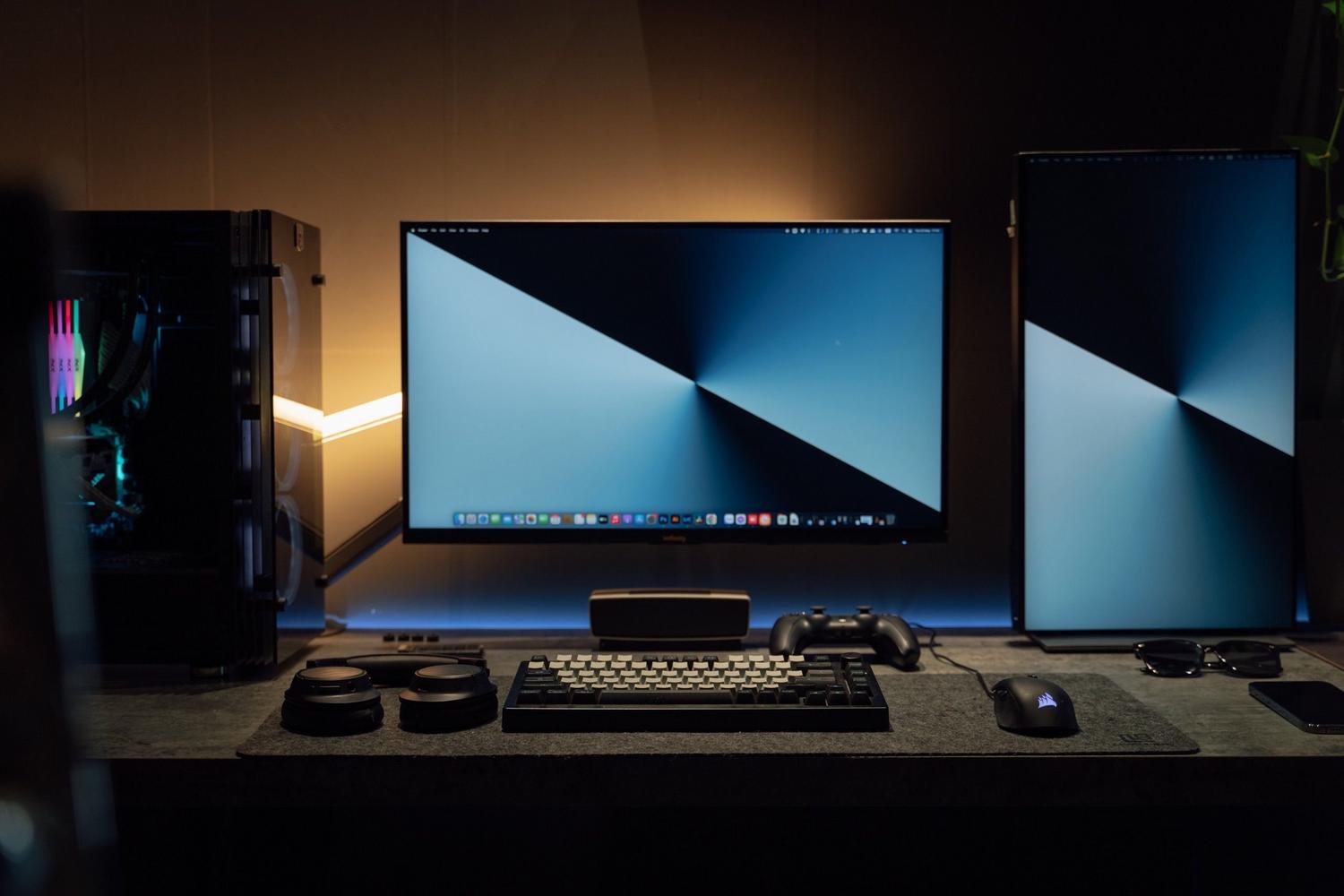 Setup de PC moderno con doble monitor y teclado RGB, entorno ideal para la implementación de herramientas como Background Muter en Windows.