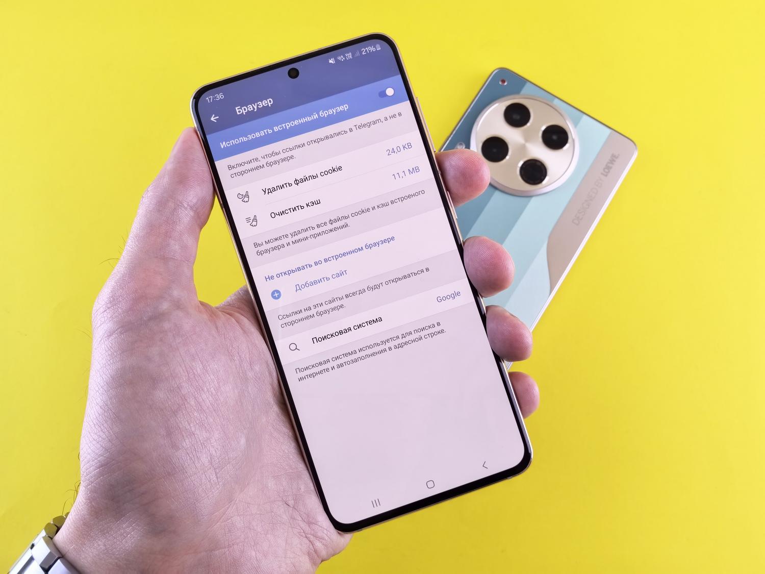 Primer plano de una persona ajustando los ajustes de una aplicación en su smartphone, representando la optimización de batería y procesos en Android.