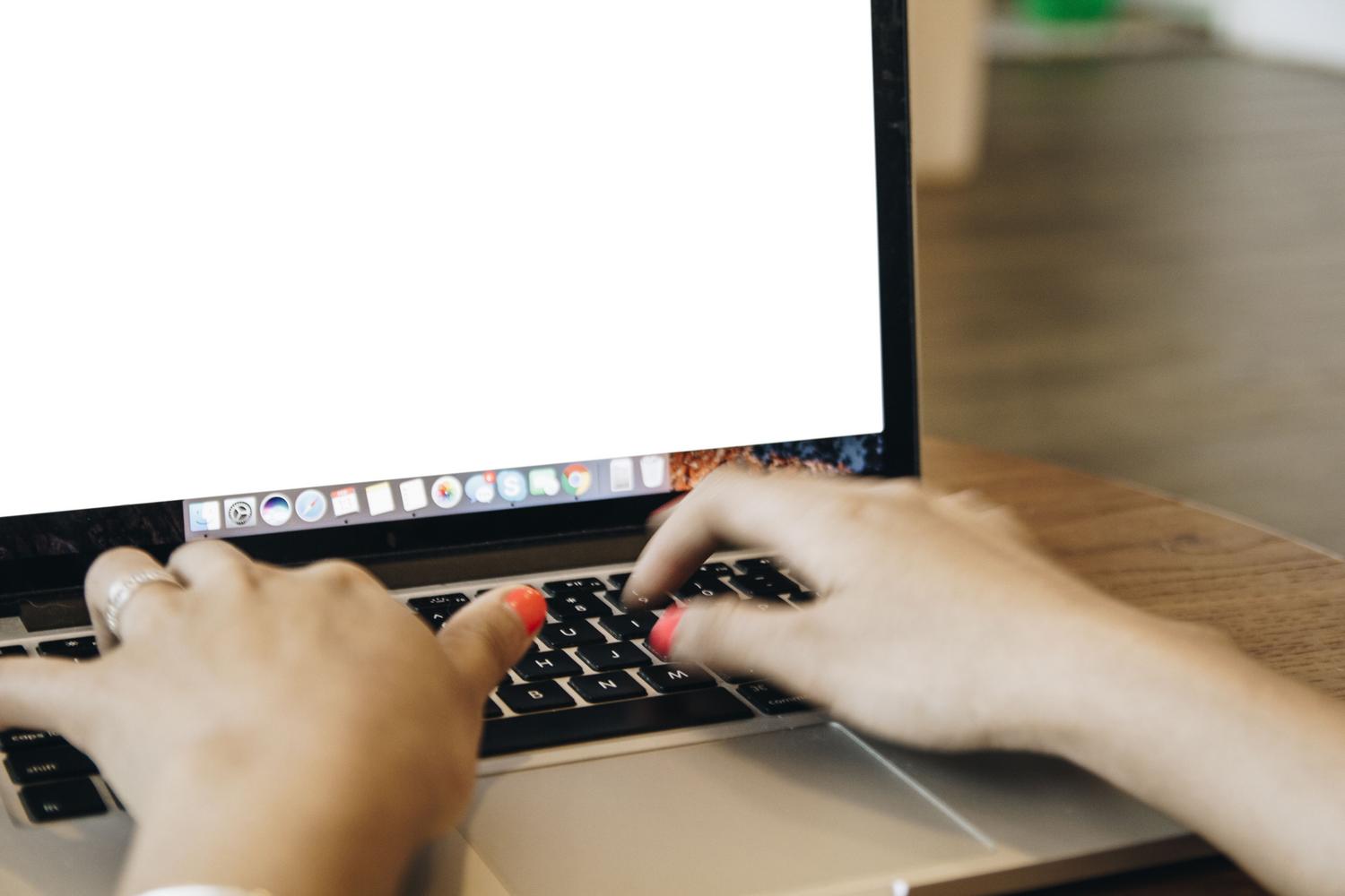 Primer plano de manos escribiendo en un portátil con el icono de correo visible, representando la gestión de cuentas IMAP en Thunderbird.